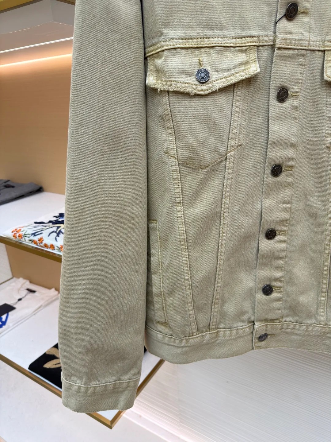 Balenciaga embroidered denim jacket ●Original version: Purchased and developed for 16500 ●Item number: 1681940-B45 ●Material: denim fabric ●Technology: embroidery production ●Color: khaki ●Version: Loose version ●Weight: about 1120 grams ●Size: 1-2-3-4 ●Description: Customized cotton rhyme thick denim material, high-quality texture, comfortable and skin-friendly, classic denim meets earth tones A light golden brown emerges when the light flows, with a lazy warm tone. The single row of matte copper buttons on the front panel creates a collision of cold and warm with the color system. It is low-key but intriguing. The Balenciaga logo on the back panel highlights the brand style. It is highly recognizable. A unique interpretation of art and taste. It is paired with a polished and deliberately distressed design. Imperfect detail aesthetics, with a retro edge, allowing the wearer to become a walking retro narrator using imported machine embroidery technology. Use advanced computer control systems and precision mechanical components to realize Balenciaga logo embroidery operations with high precision. The lines are smooth and delicate. Edge grinding technology uses physical friction and manual polishing to create a natural wear effect on the edges. It imitates the worn texture caused by long-term wearing. To achieve a rough retro style, multiple horses are used to rub sand and use high-pressure spray guns to rub in specific parts to achieve a local gradient effect. Then use frosting technology to create a unique texture pattern. The workmanship is extremely complex. It takes time and effort. The overall wiring is straight and delicate, the fabric is comfortable and soft, and the color is consistent without color difference. It can be matched with the same style to create a fashionable look and control various occasions. Customized accessories, complete with three standards, same style for men and women!