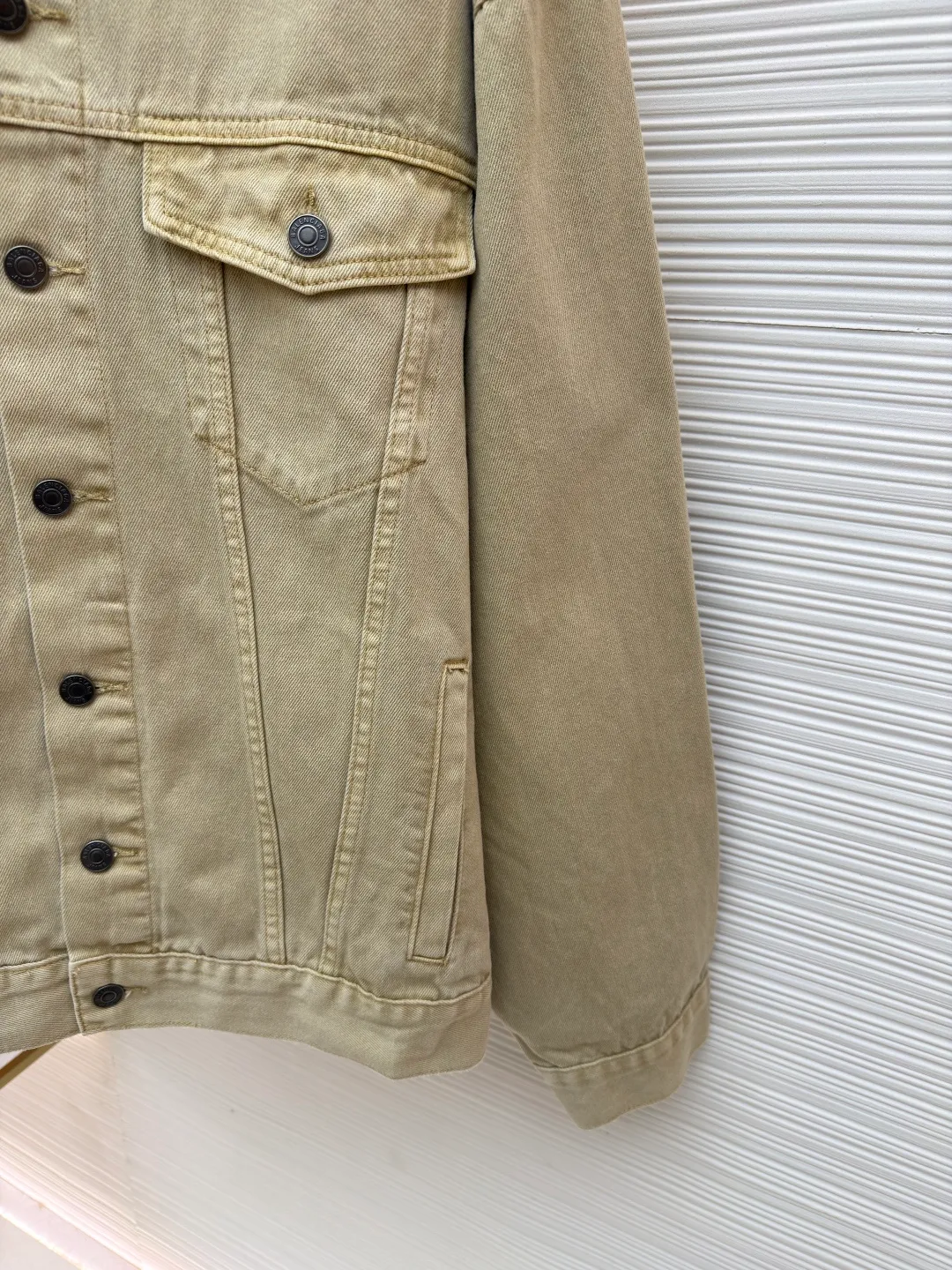 Balenciaga embroidered denim jacket ●Original version: Purchased and developed for 16500 ●Item number: 1681940-B45 ●Material: denim fabric ●Technology: embroidery production ●Color: khaki ●Version: Loose version ●Weight: about 1120 grams ●Size: 1-2-3-4 ●Description: Customized cotton rhyme thick denim material, high-quality texture, comfortable and skin-friendly, classic denim meets earth tones A light golden brown emerges when the light flows, with a lazy warm tone. The single row of matte copper buttons on the front panel creates a collision of cold and warm with the color system. It is low-key but intriguing. The Balenciaga logo on the back panel highlights the brand style. It is highly recognizable. A unique interpretation of art and taste. It is paired with a polished and deliberately distressed design. Imperfect detail aesthetics, with a retro edge, allowing the wearer to become a walking retro narrator using imported machine embroidery technology. Use advanced computer control systems and precision mechanical components to realize Balenciaga logo embroidery operations with high precision. The lines are smooth and delicate. Edge grinding technology uses physical friction and manual polishing to create a natural wear effect on the edges. It imitates the worn texture caused by long-term wearing. To achieve a rough retro style, multiple horses are used to rub sand and use high-pressure spray guns to rub in specific parts to achieve a local gradient effect. Then use frosting technology to create a unique texture pattern. The workmanship is extremely complex. It takes time and effort. The overall wiring is straight and delicate, the fabric is comfortable and soft, and the color is consistent without color difference. It can be matched with the same style to create a fashionable look and control various occasions. Customized accessories, complete with three standards, same style for men and women!