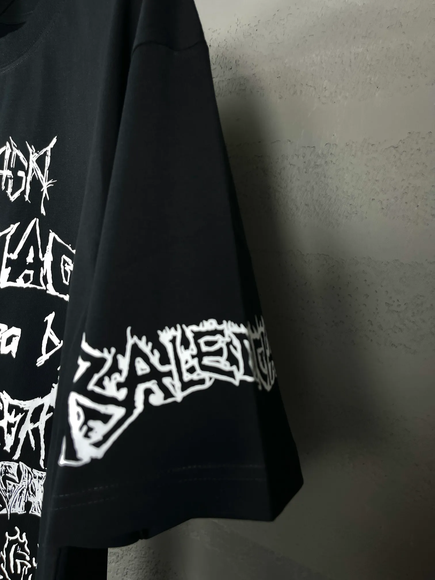 🅿️186 real photos [Top version. Official website quality] BALENCI*GA/Paris. 2024 new style. Year of the Dragon limited print short-sleeved T-shirt, brick cabinet synchronization. Genuine product developed at the first time, happy to print and compare! The fabric is made of Paris ZP custom-woven and dyed cotton double yarn. Weighing 260 grams, the cloth surface is clean. The cloth pattern is clear, soft and comfortable. The threads are dyed with no color difference. The classic LOGO is made of environmentally friendly imported materials, drawn silk flowers, with clear letters and three-dimensional effect. Restore the brick cabinet. Welcome to compare, the version adopts the OS loose shoulder version. Same style for men and women Coding: BL223322 Color: black, white, red, pink Size: XS to L