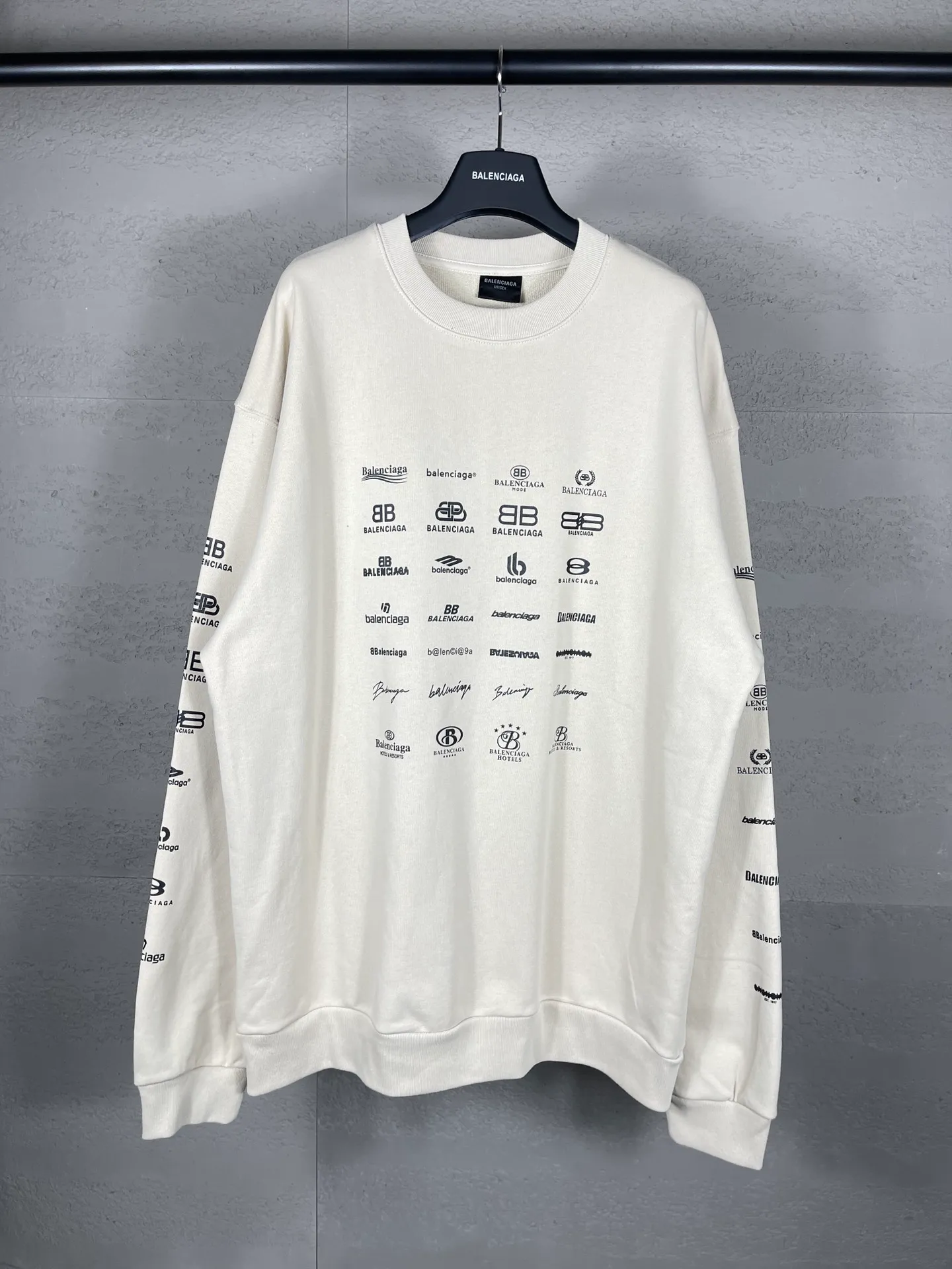 🅿️250 real photos [Top version. Official website quality] BALENCI*GA/Paris BALENCI*GA# 2024 spring and summer new style, long-sleeved round neck sweatshirt with classic LOGO printed all over it. 2024 spring and summer new product. Brick cabinet synchronization. Welcome to compare. The fabric is made of Paris ZP custom-woven and dyed cotton sweatshirt. The weight is 450 grams. The cloth surface is clean. The cloth texture is clear. Soft and comfortable. Good color fastness. Not easy to change color. The threads are woven and dyed with no color difference. The printing uses imported environmentally friendly rubber paddles, precision stencils, fine LOGO letters, clear letters, no burrs, and a three-dimensional effect. Restore brick cabinet. The version adopts OS loose shoulder style. Same style for men and women. Code: BL235563 Color: black, Mi Xing Size: XS S M L