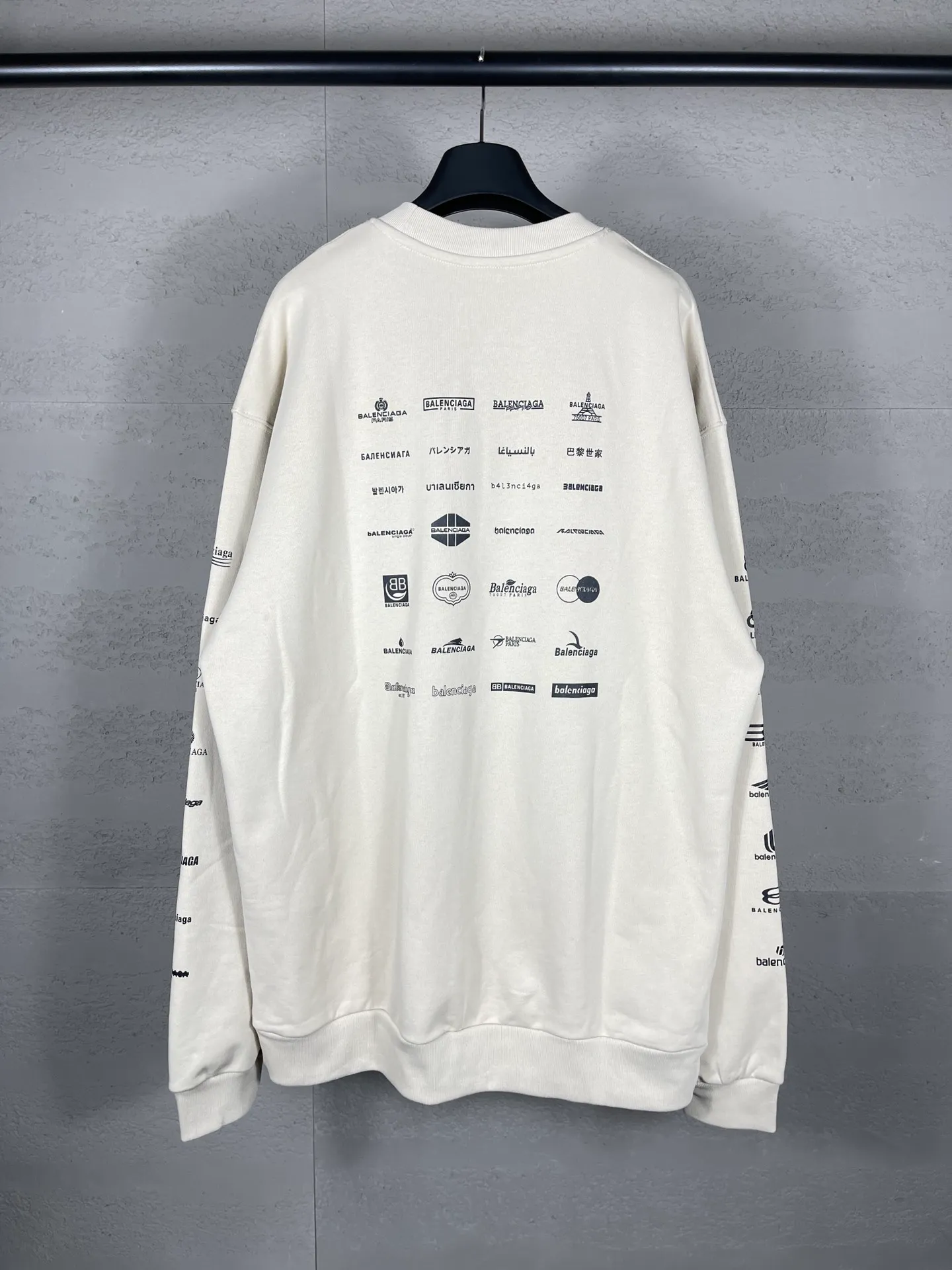 🅿️250 real photos [Top version. Official website quality] BALENCI*GA/Paris BALENCI*GA# 2024 spring and summer new style, long-sleeved round neck sweatshirt with classic LOGO printed all over it. 2024 spring and summer new product. Brick cabinet synchronization. Welcome to compare. The fabric is made of Paris ZP custom-woven and dyed cotton sweatshirt. The weight is 450 grams. The cloth surface is clean. The cloth texture is clear. Soft and comfortable. Good color fastness. Not easy to change color. The threads are woven and dyed with no color difference. The printing uses imported environmentally friendly rubber paddles, precision stencils, fine LOGO letters, clear letters, no burrs, and a three-dimensional effect. Restore brick cabinet. The version adopts OS loose shoulder style. Same style for men and women. Code: BL235563 Color: black, Mi Xing Size: XS S M L