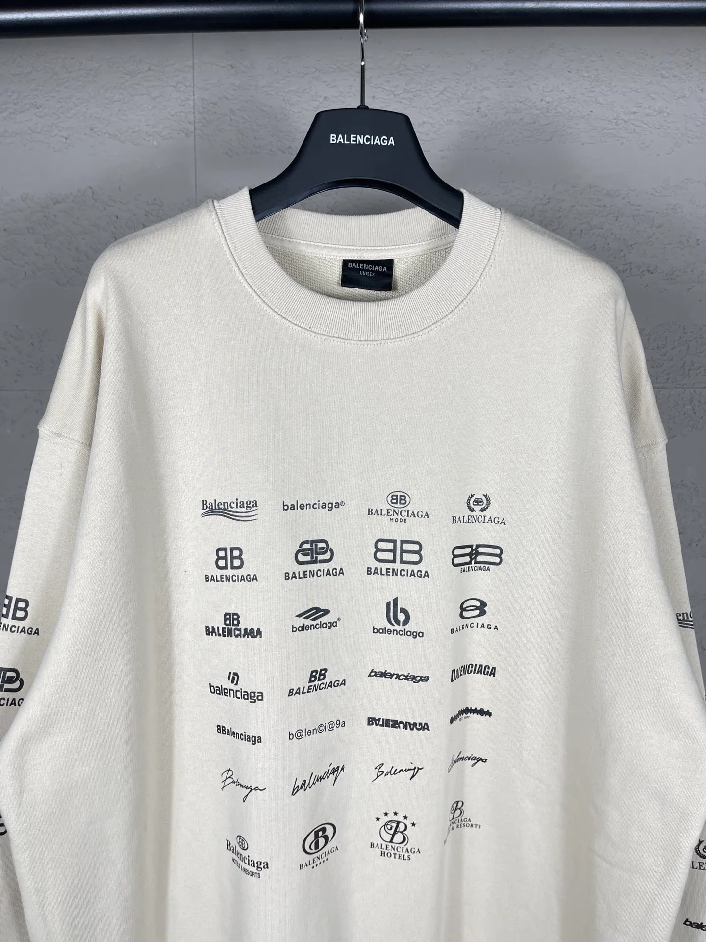 🅿️250 real photos [Top version. Official website quality] BALENCI*GA/Paris BALENCI*GA# 2024 spring and summer new style, long-sleeved round neck sweatshirt with classic LOGO printed all over it. 2024 spring and summer new product. Brick cabinet synchronization. Welcome to compare. The fabric is made of Paris ZP custom-woven and dyed cotton sweatshirt. The weight is 450 grams. The cloth surface is clean. The cloth texture is clear. Soft and comfortable. Good color fastness. Not easy to change color. The threads are woven and dyed with no color difference. The printing uses imported environmentally friendly rubber paddles, precision stencils, fine LOGO letters, clear letters, no burrs, and a three-dimensional effect. Restore brick cabinet. The version adopts OS loose shoulder style. Same style for men and women. Code: BL235563 Color: black, Mi Xing Size: XS S M L