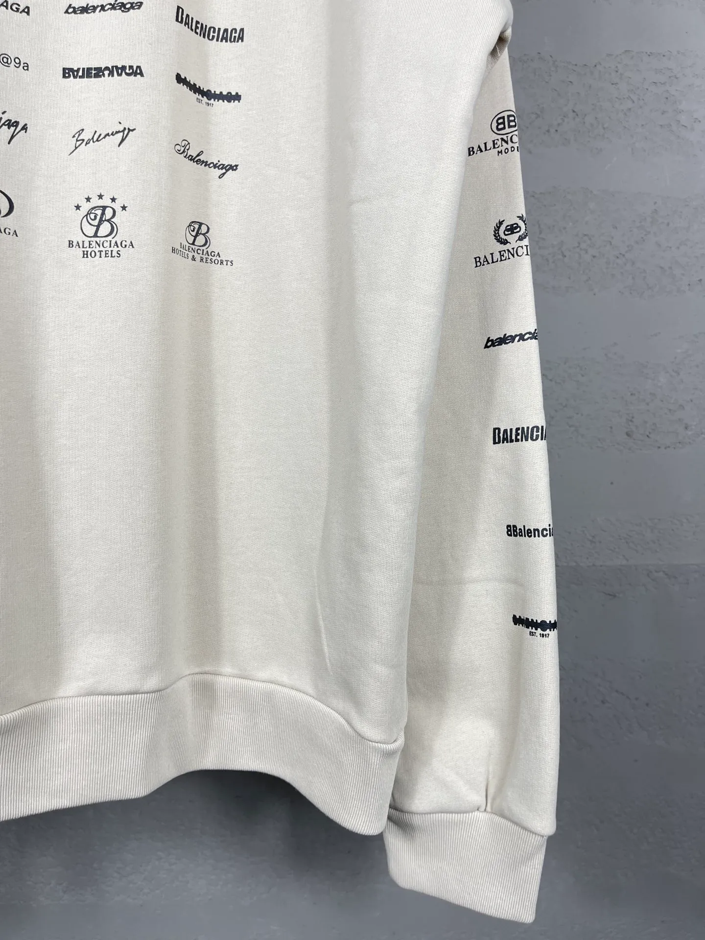 🅿️250 real photos [Top version. Official website quality] BALENCI*GA/Paris BALENCI*GA# 2024 spring and summer new style, long-sleeved round neck sweatshirt with classic LOGO printed all over it. 2024 spring and summer new product. Brick cabinet synchronization. Welcome to compare. The fabric is made of Paris ZP custom-woven and dyed cotton sweatshirt. The weight is 450 grams. The cloth surface is clean. The cloth texture is clear. Soft and comfortable. Good color fastness. Not easy to change color. The threads are woven and dyed with no color difference. The printing uses imported environmentally friendly rubber paddles, precision stencils, fine LOGO letters, clear letters, no burrs, and a three-dimensional effect. Restore brick cabinet. The version adopts OS loose shoulder style. Same style for men and women. Code: BL235563 Color: black, Mi Xing Size: XS S M L
