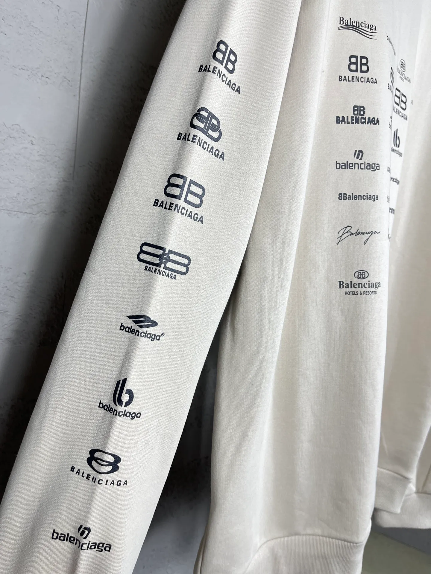 🅿️250 real photos [Top version. Official website quality] BALENCI*GA/Paris BALENCI*GA# 2024 spring and summer new style, long-sleeved round neck sweatshirt with classic LOGO printed all over it. 2024 spring and summer new product. Brick cabinet synchronization. Welcome to compare. The fabric is made of Paris ZP custom-woven and dyed cotton sweatshirt. The weight is 450 grams. The cloth surface is clean. The cloth texture is clear. Soft and comfortable. Good color fastness. Not easy to change color. The threads are woven and dyed with no color difference. The printing uses imported environmentally friendly rubber paddles, precision stencils, fine LOGO letters, clear letters, no burrs, and a three-dimensional effect. Restore brick cabinet. The version adopts OS loose shoulder style. Same style for men and women. Code: BL235563 Color: black, Mi Xing Size: XS S M L