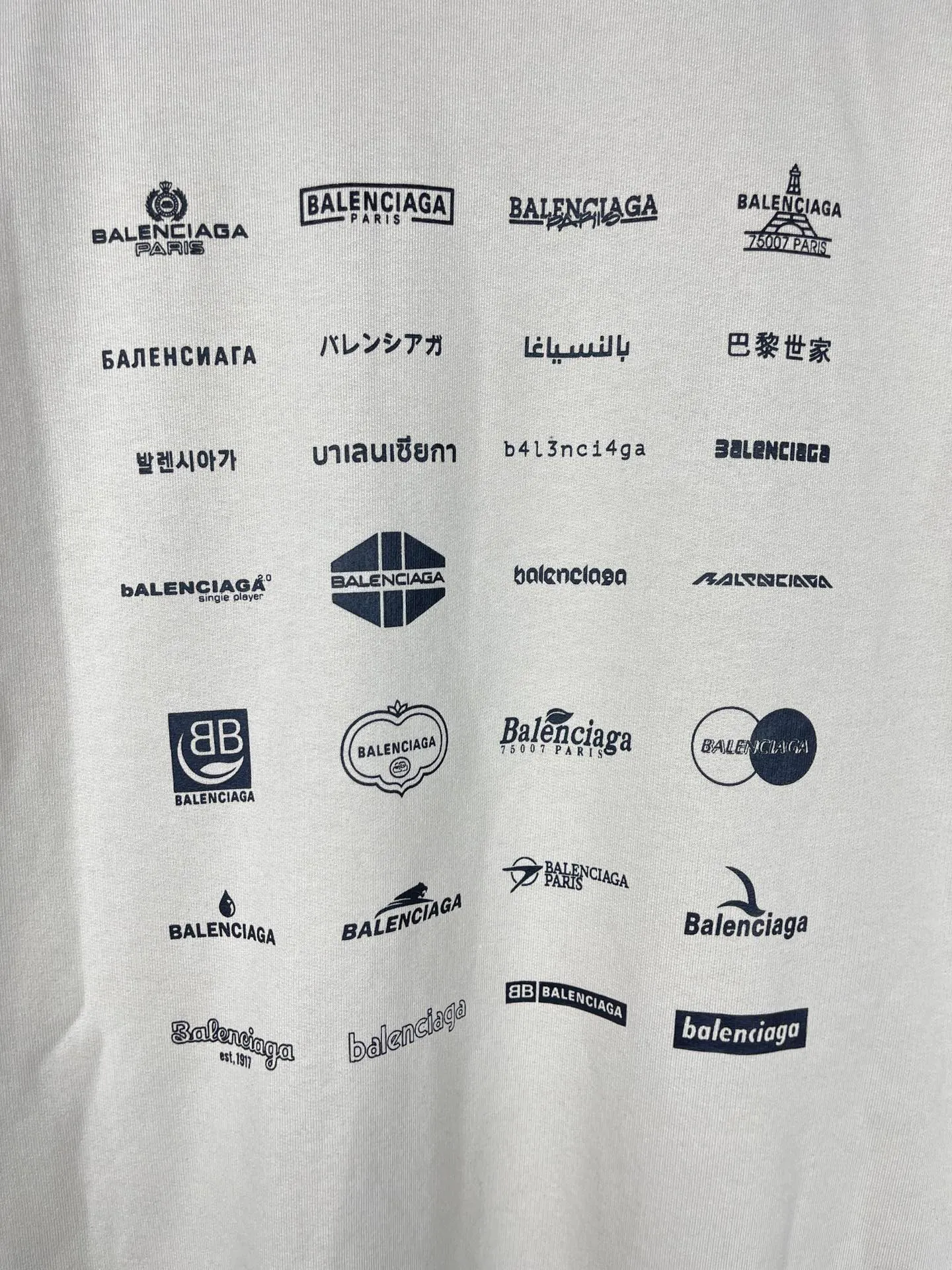 🅿️250 real photos [Top version. Official website quality] BALENCI*GA/Paris BALENCI*GA# 2024 spring and summer new style, long-sleeved round neck sweatshirt with classic LOGO printed all over it. 2024 spring and summer new product. Brick cabinet synchronization. Welcome to compare. The fabric is made of Paris ZP custom-woven and dyed cotton sweatshirt. The weight is 450 grams. The cloth surface is clean. The cloth texture is clear. Soft and comfortable. Good color fastness. Not easy to change color. The threads are woven and dyed with no color difference. The printing uses imported environmentally friendly rubber paddles, precision stencils, fine LOGO letters, clear letters, no burrs, and a three-dimensional effect. Restore brick cabinet. The version adopts OS loose shoulder style. Same style for men and women. Code: BL235563 Color: black, Mi Xing Size: XS S M L