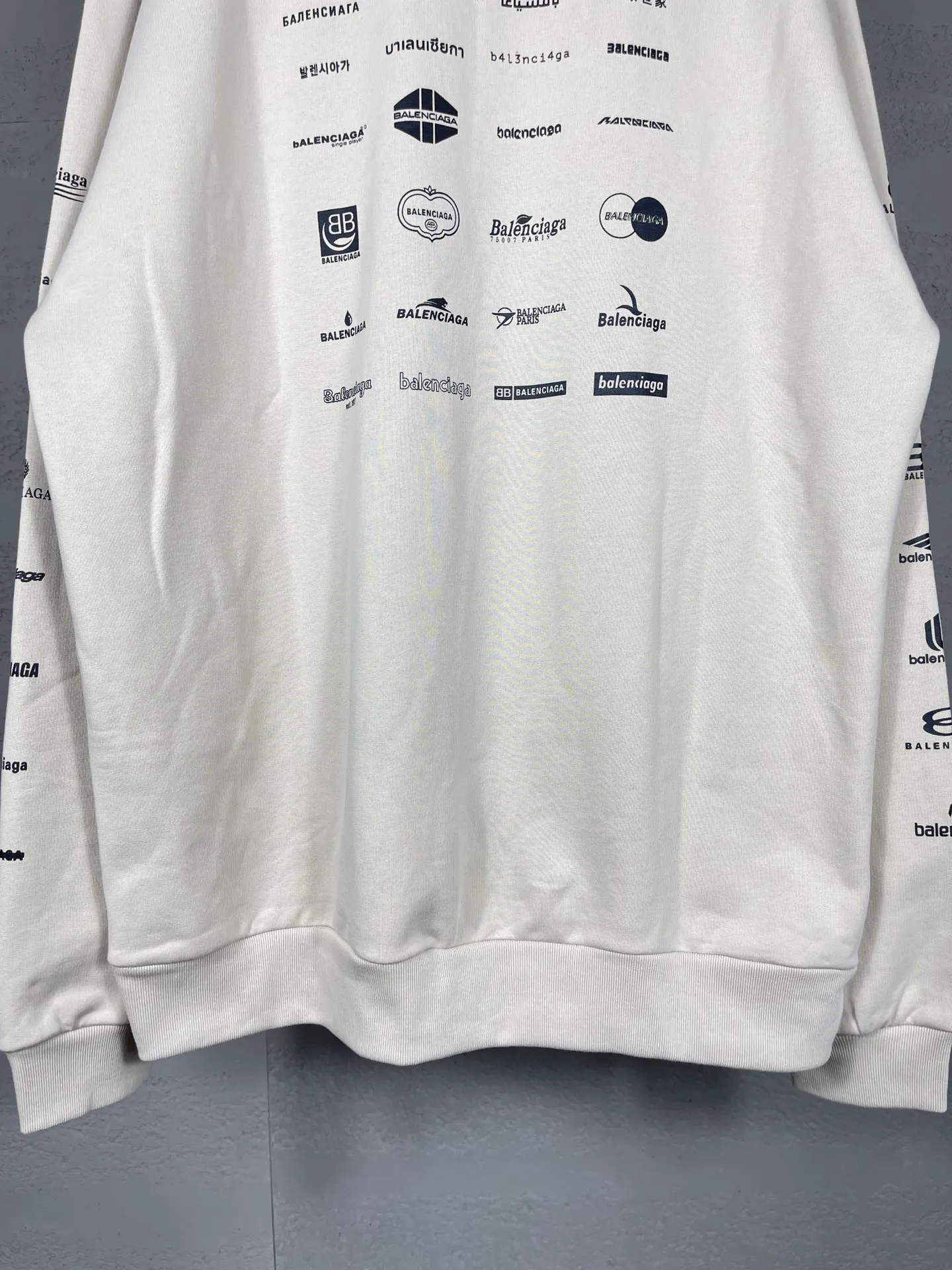 🅿️250 real photos [Top version. Official website quality] BALENCI*GA/Paris BALENCI*GA# 2024 spring and summer new style, long-sleeved round neck sweatshirt with classic LOGO printed all over it. 2024 spring and summer new product. Brick cabinet synchronization. Welcome to compare. The fabric is made of Paris ZP custom-woven and dyed cotton sweatshirt. The weight is 450 grams. The cloth surface is clean. The cloth texture is clear. Soft and comfortable. Good color fastness. Not easy to change color. The threads are woven and dyed with no color difference. The printing uses imported environmentally friendly rubber paddles, precision stencils, fine LOGO letters, clear letters, no burrs, and a three-dimensional effect. Restore brick cabinet. The version adopts OS loose shoulder style. Same style for men and women. Code: BL235563 Color: black, Mi Xing Size: XS S M L
