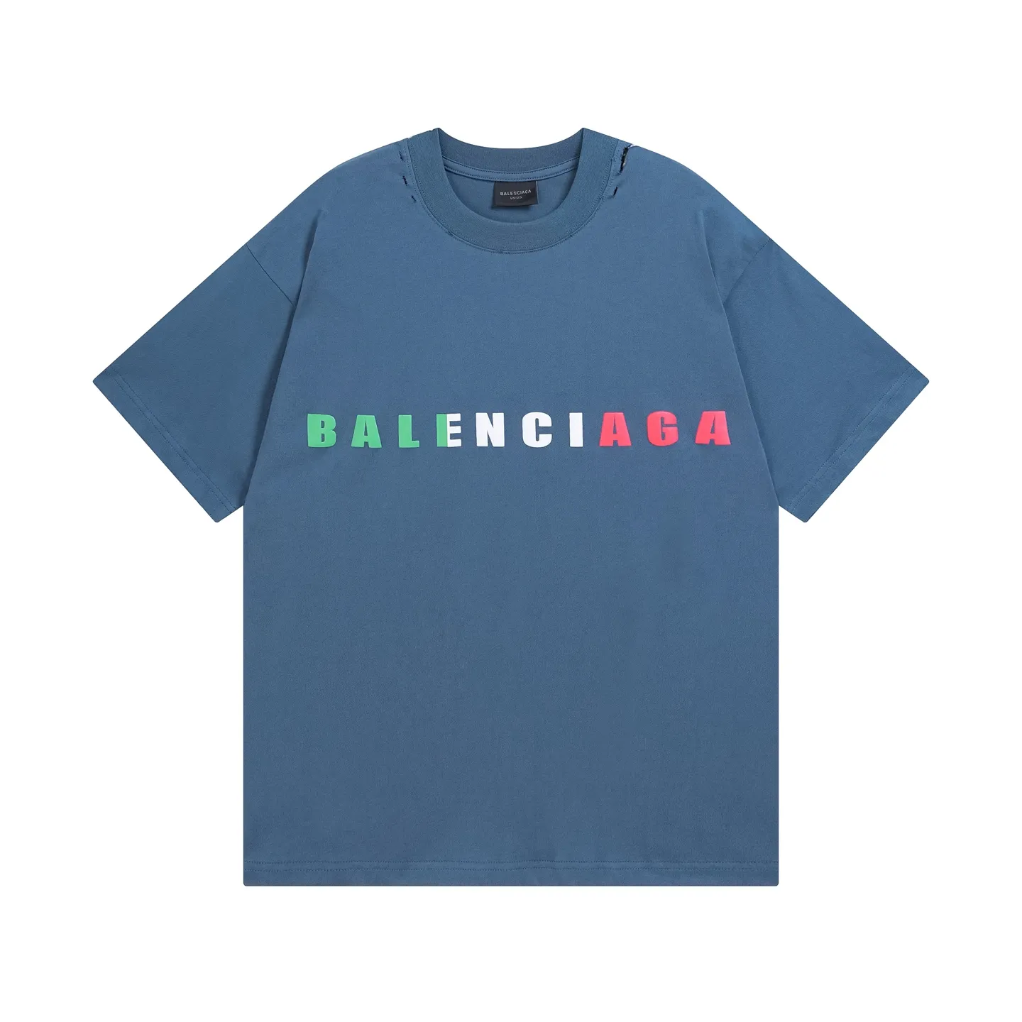 🅿️190 Detail Picture [Top version. Official website quality] BALENCI*GA/Paris. 25ss latest model. Paris English color LOGO foam printed washed and distressed short-sleeved T-shirt. Brick cabinet synchronization. The fabric is made of Paris ZP custom-woven and dyed 100% cotton double yarn compact cotton. The weight is 260 grams, the cloth surface is clean. The cloth pattern is clear, soft and comfortable, and the thread is dyed with no color difference. The classic pattern is foam printed using environmentally friendly imported materials, with clear letters and a strong three-dimensional feel. Restored brick cabinet. The garments were washed and aged, and polished by many hands. Produced by ultra-heavy craftsmanship, the market currency is very different, welcome to compare. The version adopts OS loose shoulder design. The same style for men and women. Code: BL253686 Color: black, floral gray, fog blue Size: XS S M L
