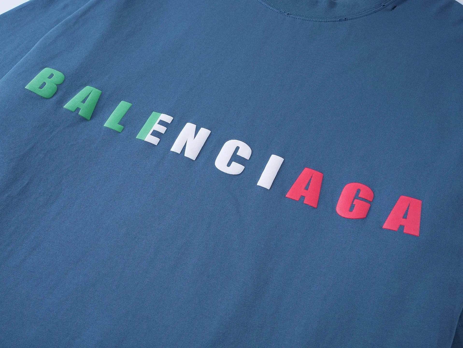 🅿️190 Detail Picture [Top version. Official website quality] BALENCI*GA/Paris. 25ss latest model. Paris English color LOGO foam printed washed and distressed short-sleeved T-shirt. Brick cabinet synchronization. The fabric is made of Paris ZP custom-woven and dyed 100% cotton double yarn compact cotton. The weight is 260 grams, the cloth surface is clean. The cloth pattern is clear, soft and comfortable, and the thread is dyed with no color difference. The classic pattern is foam printed using environmentally friendly imported materials, with clear letters and a strong three-dimensional feel. Restored brick cabinet. The garments were washed and aged, and polished by many hands. Produced by ultra-heavy craftsmanship, the market currency is very different, welcome to compare. The version adopts OS loose shoulder design. The same style for men and women. Code: BL253686 Color: black, floral gray, fog blue Size: XS S M L