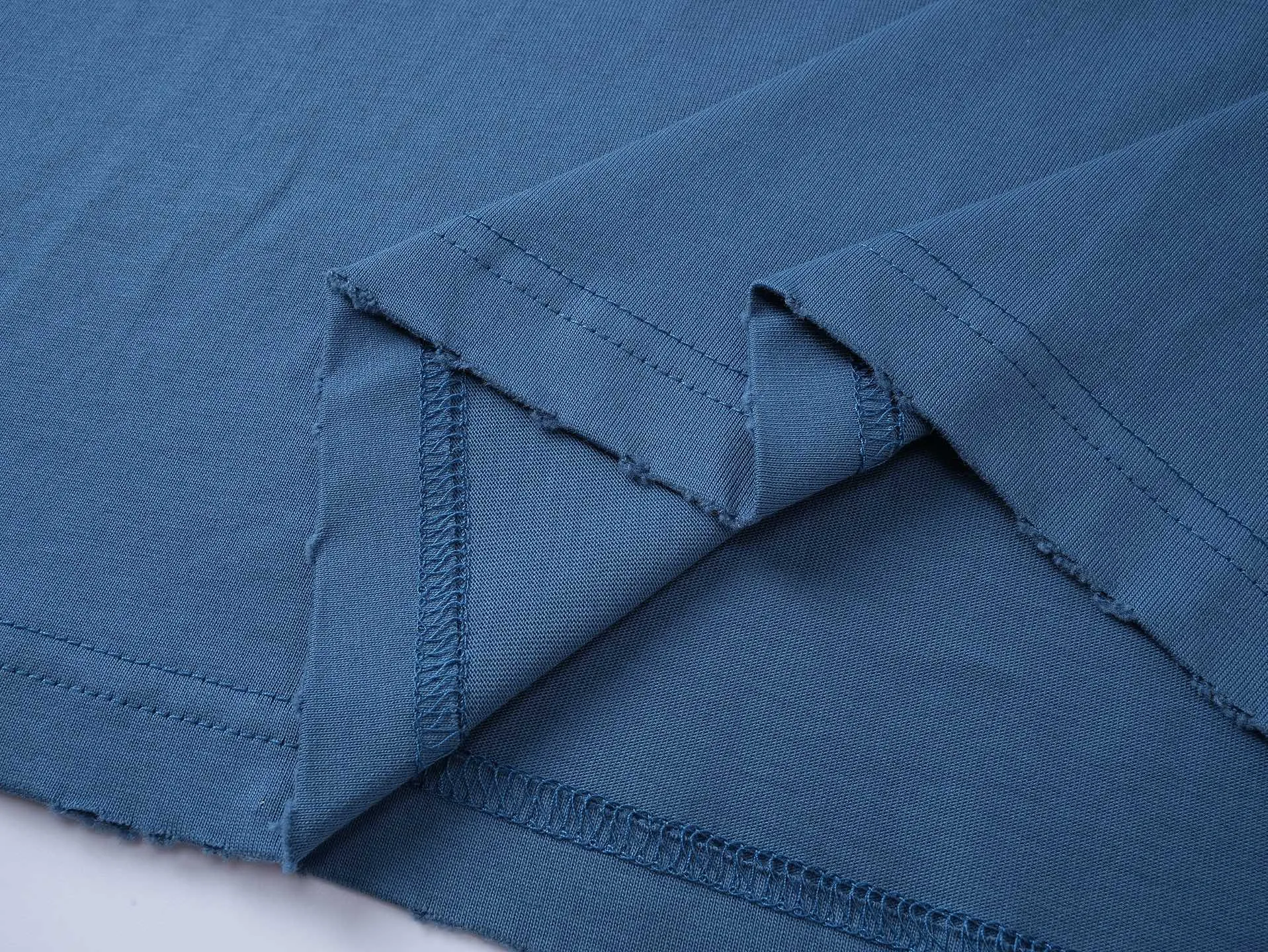 🅿️190 Detail Picture [Top version. Official website quality] BALENCI*GA/Paris. 25ss latest model. Paris English color LOGO foam printed washed and distressed short-sleeved T-shirt. Brick cabinet synchronization. The fabric is made of Paris ZP custom-woven and dyed 100% cotton double yarn compact cotton. The weight is 260 grams, the cloth surface is clean. The cloth pattern is clear, soft and comfortable, and the thread is dyed with no color difference. The classic pattern is foam printed using environmentally friendly imported materials, with clear letters and a strong three-dimensional feel. Restored brick cabinet. The garments were washed and aged, and polished by many hands. Produced by ultra-heavy craftsmanship, the market currency is very different, welcome to compare. The version adopts OS loose shoulder design. The same style for men and women. Code: BL253686 Color: black, floral gray, fog blue Size: XS S M L