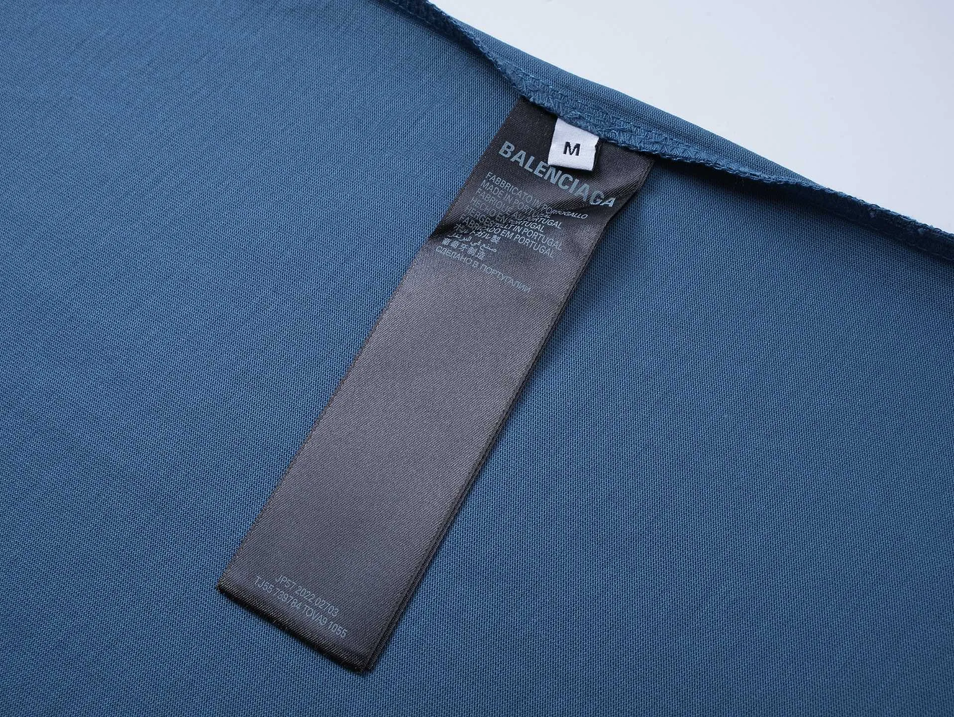 🅿️190 Detail Picture [Top version. Official website quality] BALENCI*GA/Paris. 25ss latest model. Paris English color LOGO foam printed washed and distressed short-sleeved T-shirt. Brick cabinet synchronization. The fabric is made of Paris ZP custom-woven and dyed 100% cotton double yarn compact cotton. The weight is 260 grams, the cloth surface is clean. The cloth pattern is clear, soft and comfortable, and the thread is dyed with no color difference. The classic pattern is foam printed using environmentally friendly imported materials, with clear letters and a strong three-dimensional feel. Restored brick cabinet. The garments were washed and aged, and polished by many hands. Produced by ultra-heavy craftsmanship, the market currency is very different, welcome to compare. The version adopts OS loose shoulder design. The same style for men and women. Code: BL253686 Color: black, floral gray, fog blue Size: XS S M L