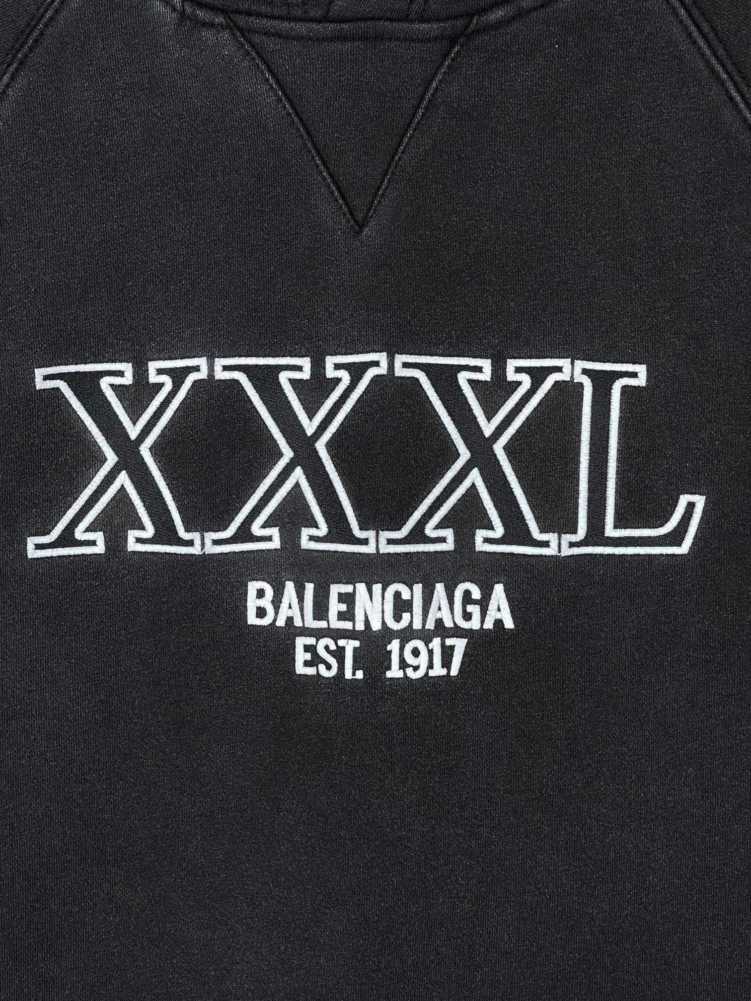 🅿️320 real photos [Top version. Official website quality] BALENCI*GA/Paris. New model, embroidered XXXL classic letters on the chest, synchronized with brick cabinets in autumn and winter. The fabric is made of Paris ZP custom-woven and dyed cotton double-yarn David Davidson. The net weight is 450 grams. The cloth surface is clean. The cloth pattern is clear, soft and comfortable. The threads are dyed with no color difference. The classic letter LOGO pattern is embroidered using Tajima embroidery machine, with high-density embroidery, the letters are clear and the three-dimensional effect is strong. Restored brick cabinets. The version adopts OS loose shoulder design. Same style for men and women. Code: BL238083 Color: Black Size: XS S M L