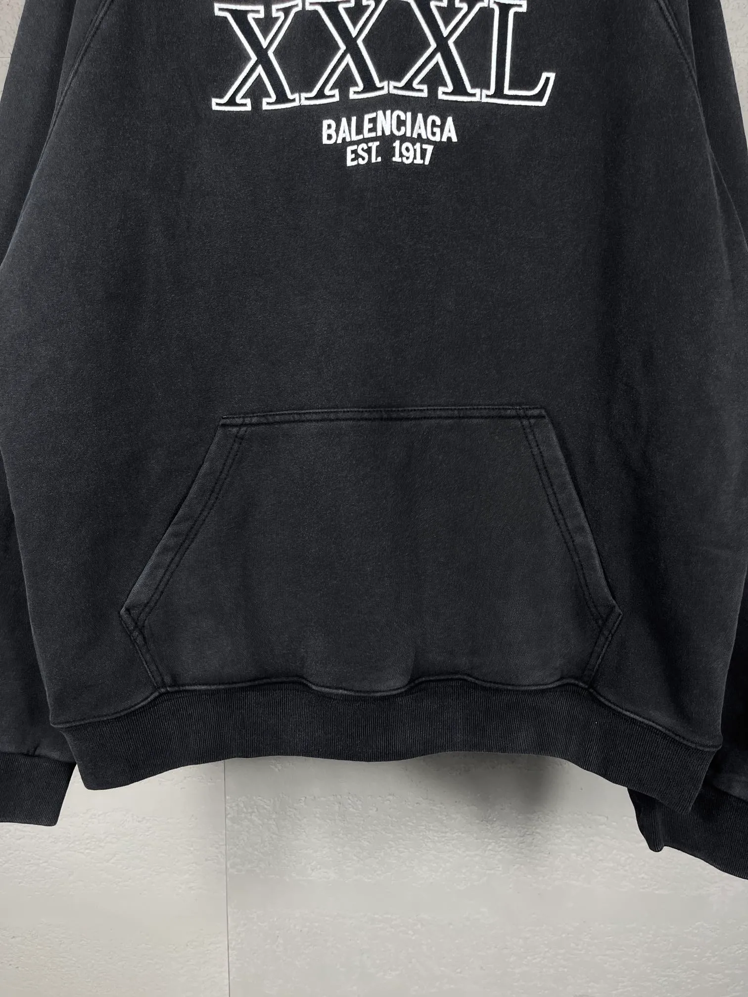 🅿️320 real photos [Top version. Official website quality] BALENCI*GA/Paris. New model, embroidered XXXL classic letters on the chest, synchronized with brick cabinets in autumn and winter. The fabric is made of Paris ZP custom-woven and dyed cotton double-yarn David Davidson. The net weight is 450 grams. The cloth surface is clean. The cloth pattern is clear, soft and comfortable. The threads are dyed with no color difference. The classic letter LOGO pattern is embroidered using Tajima embroidery machine, with high-density embroidery, the letters are clear and the three-dimensional effect is strong. Restored brick cabinets. The version adopts OS loose shoulder design. Same style for men and women. Code: BL238083 Color: Black Size: XS S M L