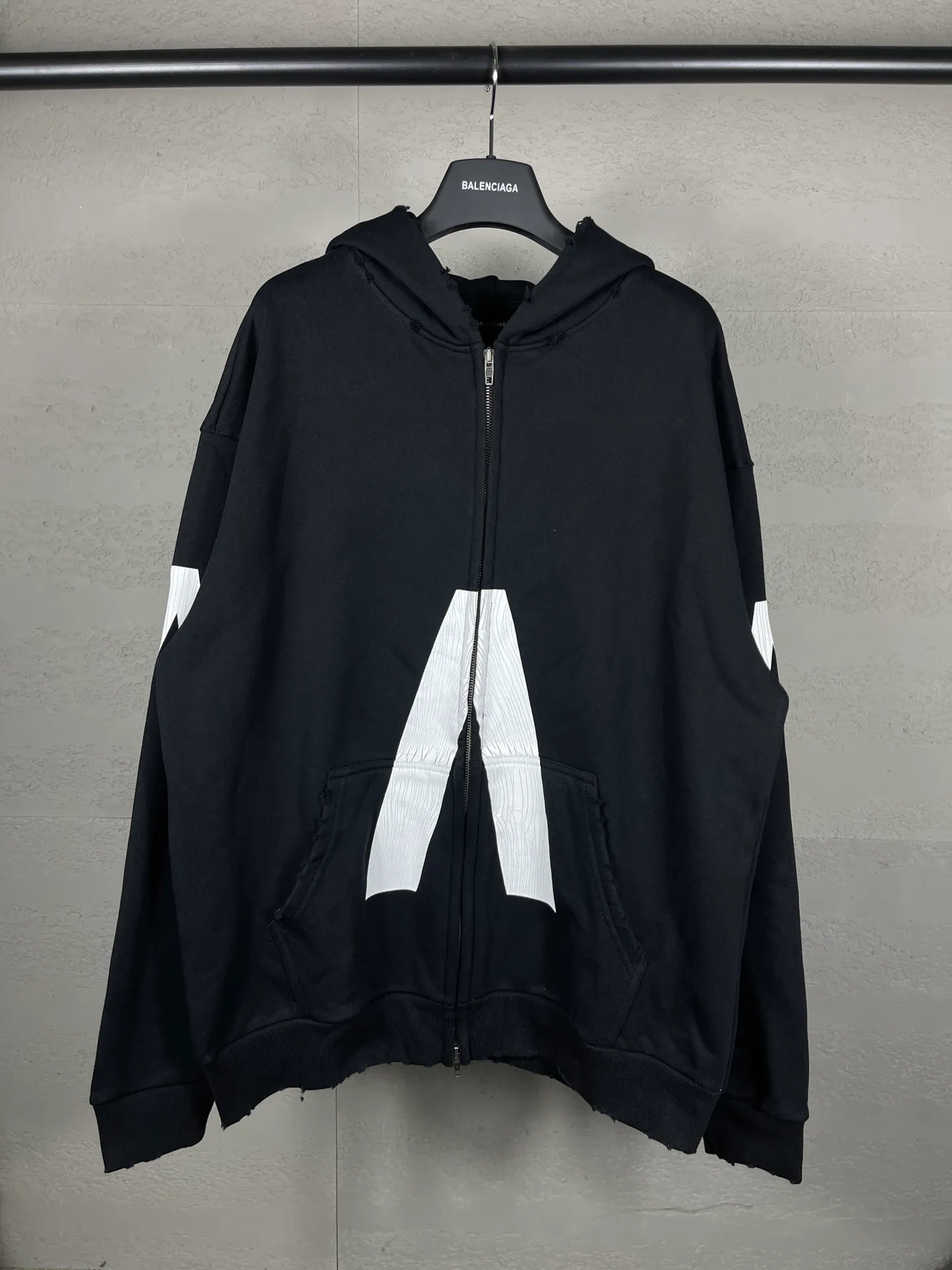 🅿️400 real photos [Top version. Official website quality] BALENCI*GA/Paris. 2024 latest global limited edition. BALENCIAGA joins forces with Archive to create a hooded sweatshirt. Crack printing is washed and worn, over-heavy craftsmanship, and brick cabinets are synchronized. ⚠️Distinguish the market currency, genuine development, worn. The hand-painted is consistent with ZP, and the printing uses imported cracking environmentally friendly glue. The garments are washed, worn and worn. The whole piece is designed with heavy craftsmanship. Comparisons welcome. The version adopts OS loose shoulder design. Same style for men and women. Code: BL238808 Color: black, gray and white. Size: XS S M L