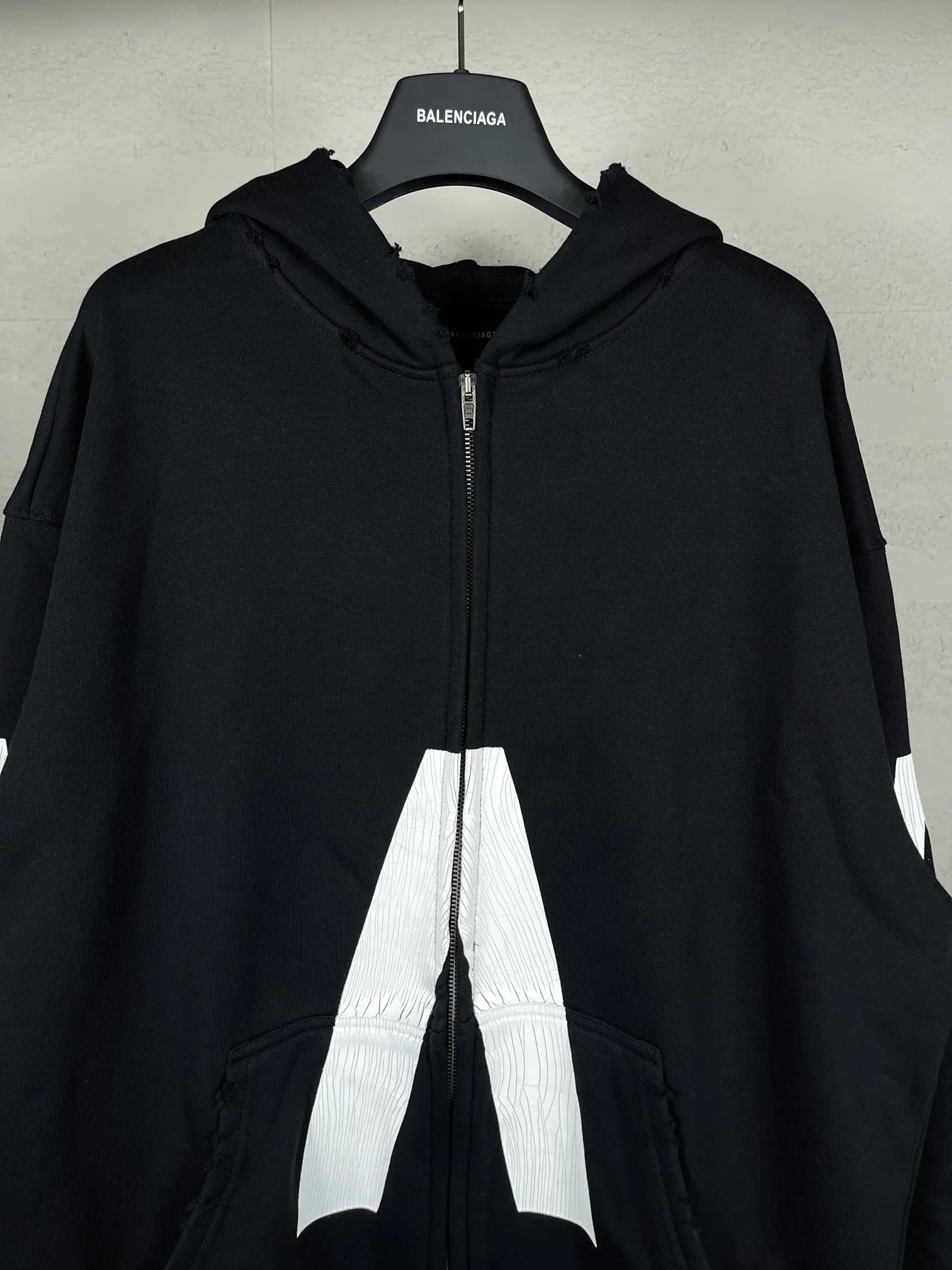 🅿️400 real photos [Top version. Official website quality] BALENCI*GA/Paris. 2024 latest global limited edition. BALENCIAGA joins forces with Archive to create a hooded sweatshirt. Crack printing is washed and worn, over-heavy craftsmanship, and brick cabinets are synchronized. ⚠️Distinguish the market currency, genuine development, worn. The hand-painted is consistent with ZP, and the printing uses imported cracking environmentally friendly glue. The garments are washed, worn and worn. The whole piece is designed with heavy craftsmanship. Comparisons welcome. The version adopts OS loose shoulder design. Same style for men and women. Code: BL238808 Color: black, gray and white. Size: XS S M L