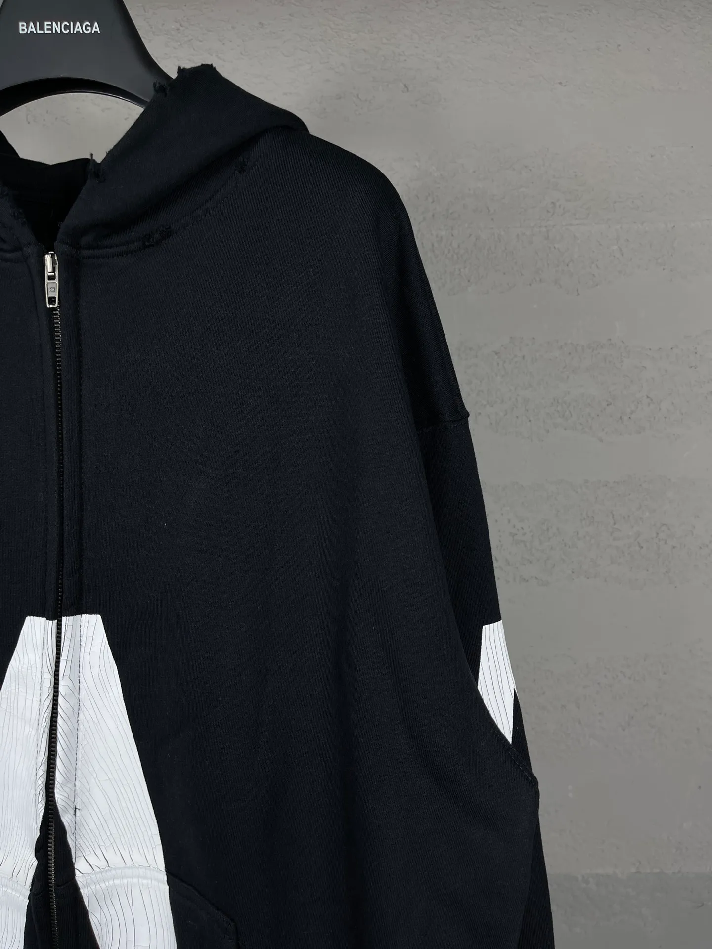🅿️400 real photos [Top version. Official website quality] BALENCI*GA/Paris. 2024 latest global limited edition. BALENCIAGA joins forces with Archive to create a hooded sweatshirt. Crack printing is washed and worn, over-heavy craftsmanship, and brick cabinets are synchronized. ⚠️Distinguish the market currency, genuine development, worn. The hand-painted is consistent with ZP, and the printing uses imported cracking environmentally friendly glue. The garments are washed, worn and worn. The whole piece is designed with heavy craftsmanship. Comparisons welcome. The version adopts OS loose shoulder design. Same style for men and women. Code: BL238808 Color: black, gray and white. Size: XS S M L