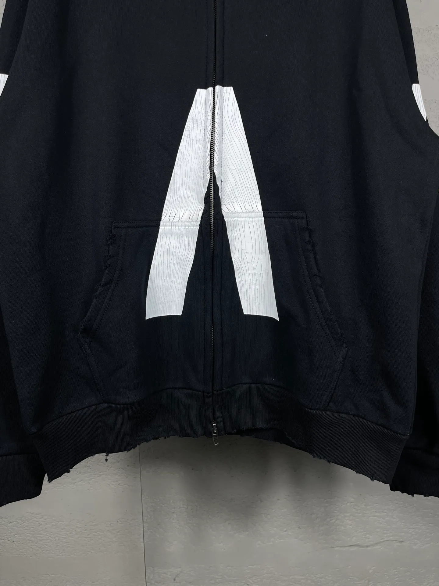 🅿️400 real photos [Top version. Official website quality] BALENCI*GA/Paris. 2024 latest global limited edition. BALENCIAGA joins forces with Archive to create a hooded sweatshirt. Crack printing is washed and worn, over-heavy craftsmanship, and brick cabinets are synchronized. ⚠️Distinguish the market currency, genuine development, worn. The hand-painted is consistent with ZP, and the printing uses imported cracking environmentally friendly glue. The garments are washed, worn and worn. The whole piece is designed with heavy craftsmanship. Comparisons welcome. The version adopts OS loose shoulder design. Same style for men and women. Code: BL238808 Color: black, gray and white. Size: XS S M L