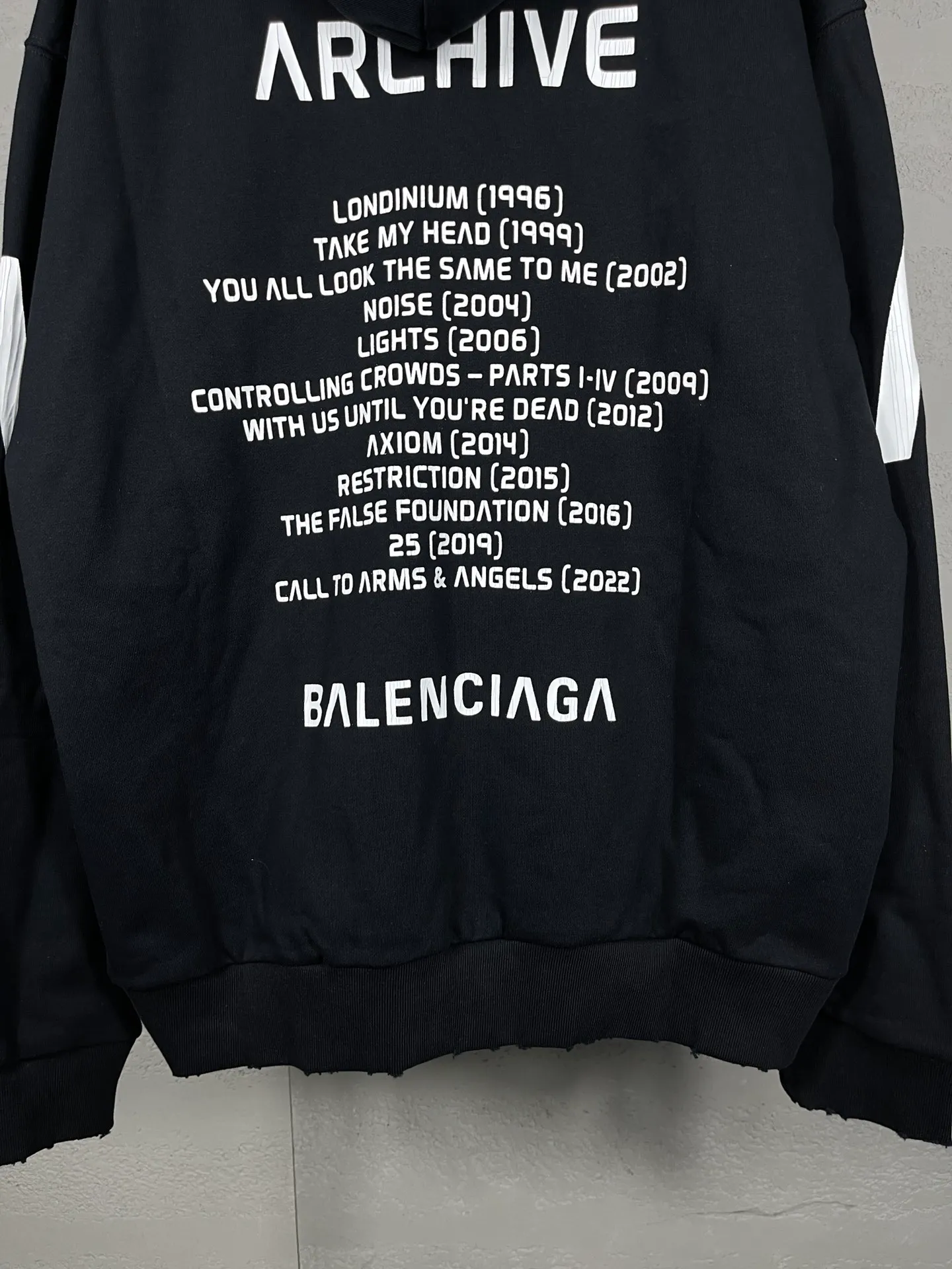 🅿️400 real photos [Top version. Official website quality] BALENCI*GA/Paris. 2024 latest global limited edition. BALENCIAGA joins forces with Archive to create a hooded sweatshirt. Crack printing is washed and worn, over-heavy craftsmanship, and brick cabinets are synchronized. ⚠️Distinguish the market currency, genuine development, worn. The hand-painted is consistent with ZP, and the printing uses imported cracking environmentally friendly glue. The garments are washed, worn and worn. The whole piece is designed with heavy craftsmanship. Comparisons welcome. The version adopts OS loose shoulder design. Same style for men and women. Code: BL238808 Color: black, gray and white. Size: XS S M L