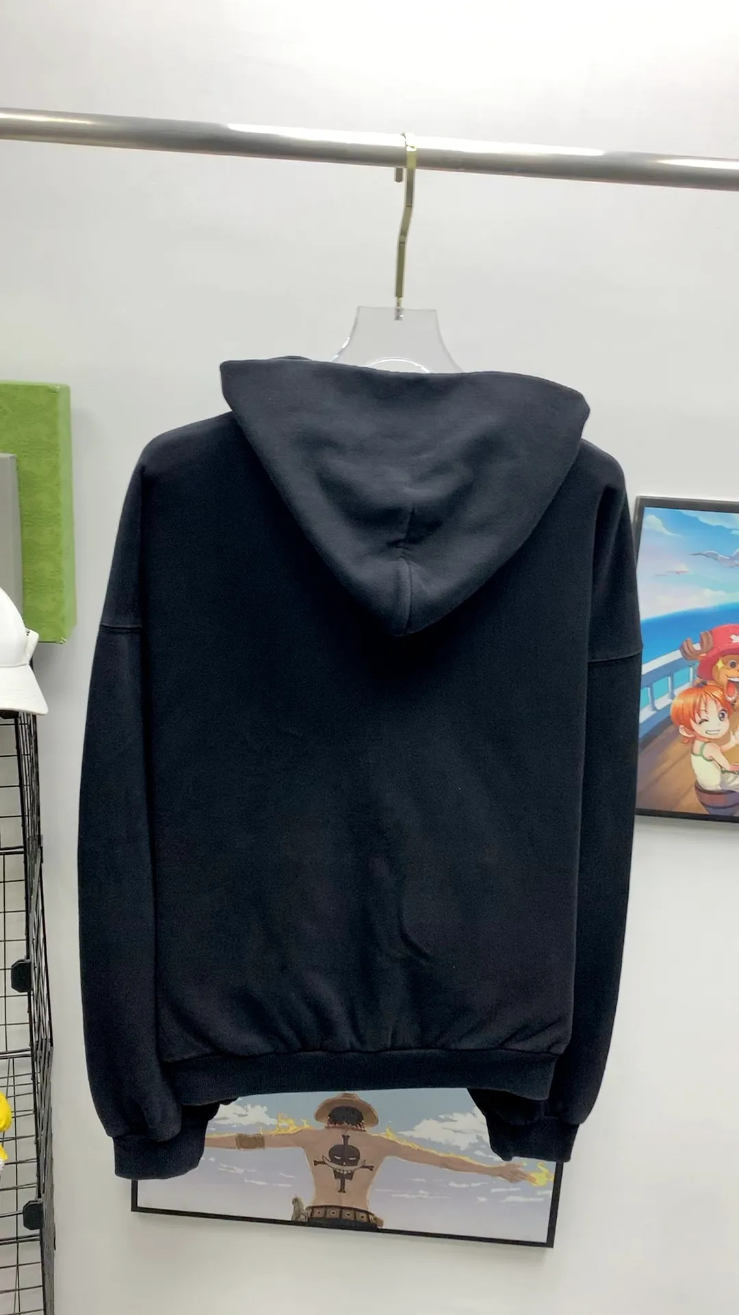 Real shot video on the back————The top version of Balenciaga BALENCIAGA’s new XXXL letter embroidery, the latest hooded sweatshirt for male and female couples stars - using imported Tajima 10w needle machine embroidery, high-density embroidered letter hemming technology, full details and no tails, clear letters and no connections‼ ️ - BLCG's latest fashion series, Jay Chou's same upper body, new styles are released every year. The washed black color is a new color this year. I didn't hesitate to buy it when I saw it. The upper body looks white. I love this color!  -Full set of 1:1 customized accessories + Sydney paper with logo + new version of handbags at the counter + three standard products for large products + original hangtag -The webbing on the back collar extends to the shoulder for reinforcement, and the stitches are dropped at the joint. Imported elliptical machine, imported glue technology, overall printing without teeth, 32s480g double yarn combed cotton fabric, the fabric is made of 480g Color: washed black Size: XS-L P:470