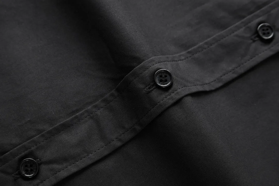 🅿️500 [Exclusive supply] BLCG 3B embroidered long-sleeved shirt (black) The fabric is made of high-count and high-density cotton woven fabric imported from Japan. The fabric is stable in shape and not easy to deform. The surface is smooth and the upper body is textured. It has good wrinkle resistance and maintains the pattern. The embroidery uses Tajima machine 10,000-needle embroidery. The flower shape is full and shiny. There is no connection. The middle webbing splicing is processed by laser fixed-point positioning to connect and align. The ready-made garments are sewn and spliced according to YB design, with dense and neat stitching to restore pattern details and upper body effects to the greatest extent. Size:S-M-L