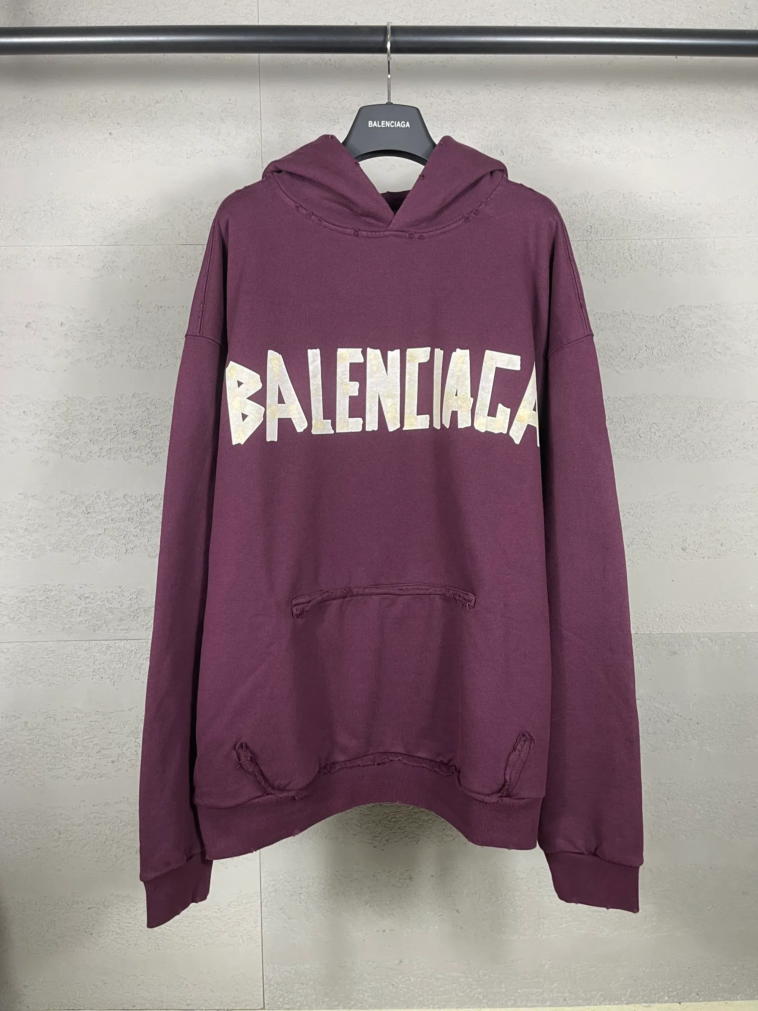 🅿️380 real photos [Top version. Official website quality] BALENCI*GA/Paris. 23ss latest classic hot model. Purchase the original board at the first time. Color. Printing. Washing. Production and authenticity. Wrong version in Jubie market. Welcome to compare. Tape direct printing. Ready-to-wear hooded sweatshirt washed and worn twice. The brick cabinet is synchronized. The fabric is made of Paris ZP custom-woven and dyed cotton sweatshirt. The weight is 450 grams. The cloth surface is clean. The cloth pattern is clear, soft and comfortable, and the threads are dyed with no color difference. The classic pattern adopts Kornit imported direct injection. The letters are clear and the effect is three-dimensional. Restored brick cabinet. The garments were washed and aged, and polished by many hands. Produced by ultra-heavy craftsmanship, special market currency. Note⚠️ZP fabric is made of fine-grained yarn. Pay attention to the big difference! Welcome to compare! The version adopts OS loose shoulder version. The same style for men and women. Code: BL238016 Color: dark gray blue, Paris blue, washed black, burgundy, fluorescent yellow, green, floral gray, sky blue, khaki Size: XS S M L