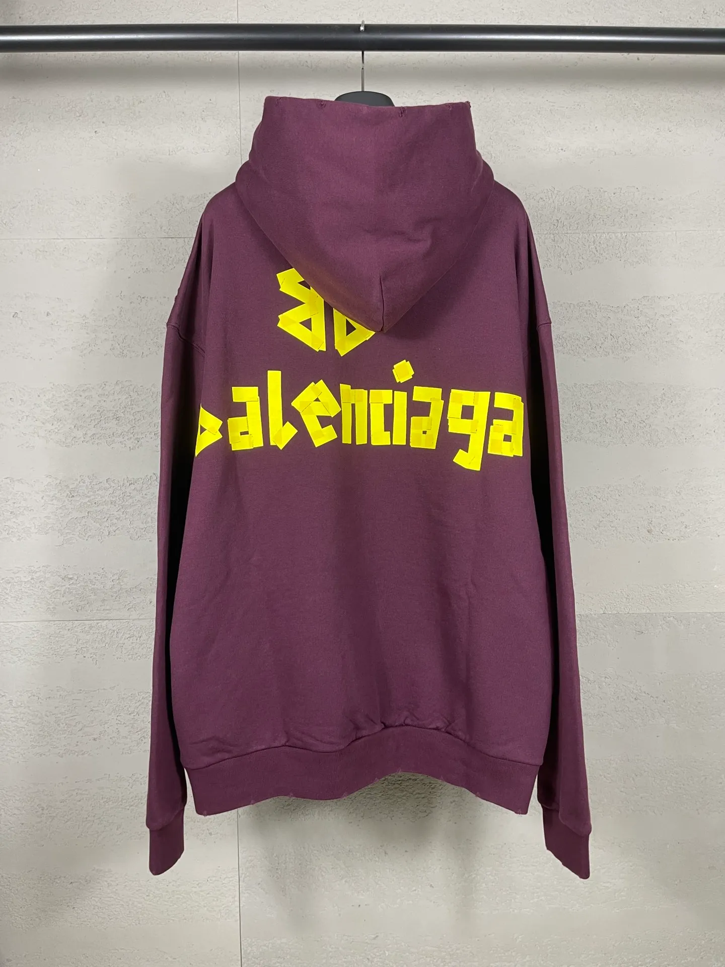 🅿️380 real photos [Top version. Official website quality] BALENCI*GA/Paris. 23ss latest classic hot model. Purchase the original board at the first time. Color. Printing. Washing. Production and authenticity. Wrong version in Jubie market. Welcome to compare. Tape direct printing. Ready-to-wear hooded sweatshirt washed and worn twice. The brick cabinet is synchronized. The fabric is made of Paris ZP custom-woven and dyed cotton sweatshirt. The weight is 450 grams. The cloth surface is clean. The cloth pattern is clear, soft and comfortable, and the threads are dyed with no color difference. The classic pattern adopts Kornit imported direct injection. The letters are clear and the effect is three-dimensional. Restored brick cabinet. The garments were washed and aged, and polished by many hands. Produced by ultra-heavy craftsmanship, special market currency. Note⚠️ZP fabric is made of fine-grained yarn. Pay attention to the big difference! Welcome to compare! The version adopts OS loose shoulder version. The same style for men and women. Code: BL238016 Color: dark gray blue, Paris blue, washed black, burgundy, fluorescent yellow, green, floral gray, sky blue, khaki Size: XS S M L