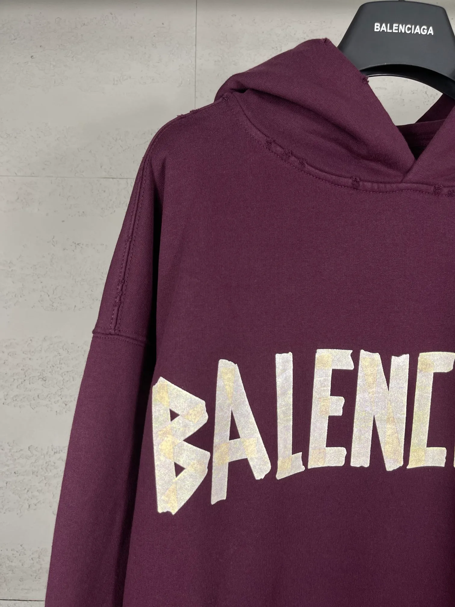 🅿️380 real photos [Top version. Official website quality] BALENCI*GA/Paris. 23ss latest classic hot model. Purchase the original board at the first time. Color. Printing. Washing. Production and authenticity. Wrong version in Jubie market. Welcome to compare. Tape direct printing. Ready-to-wear hooded sweatshirt washed and worn twice. The brick cabinet is synchronized. The fabric is made of Paris ZP custom-woven and dyed cotton sweatshirt. The weight is 450 grams. The cloth surface is clean. The cloth pattern is clear, soft and comfortable, and the threads are dyed with no color difference. The classic pattern adopts Kornit imported direct injection. The letters are clear and the effect is three-dimensional. Restored brick cabinet. The garments were washed and aged, and polished by many hands. Produced by ultra-heavy craftsmanship, special market currency. Note⚠️ZP fabric is made of fine-grained yarn. Pay attention to the big difference! Welcome to compare! The version adopts OS loose shoulder version. The same style for men and women. Code: BL238016 Color: dark gray blue, Paris blue, washed black, burgundy, fluorescent yellow, green, floral gray, sky blue, khaki Size: XS S M L