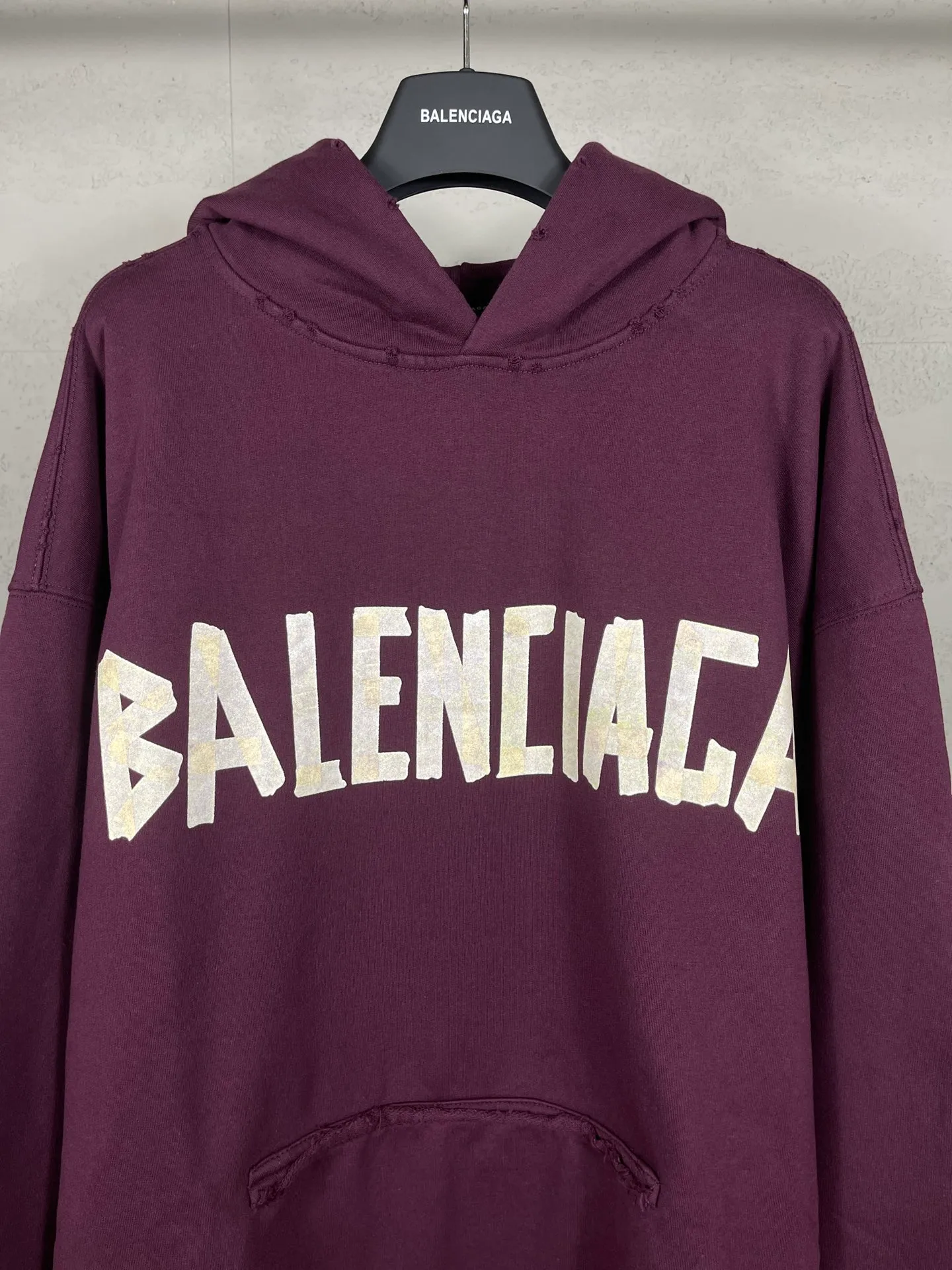 🅿️380 real photos [Top version. Official website quality] BALENCI*GA/Paris. 23ss latest classic hot model. Purchase the original board at the first time. Color. Printing. Washing. Production and authenticity. Wrong version in Jubie market. Welcome to compare. Tape direct printing. Ready-to-wear hooded sweatshirt washed and worn twice. The brick cabinet is synchronized. The fabric is made of Paris ZP custom-woven and dyed cotton sweatshirt. The weight is 450 grams. The cloth surface is clean. The cloth pattern is clear, soft and comfortable, and the threads are dyed with no color difference. The classic pattern adopts Kornit imported direct injection. The letters are clear and the effect is three-dimensional. Restored brick cabinet. The garments were washed and aged, and polished by many hands. Produced by ultra-heavy craftsmanship, special market currency. Note⚠️ZP fabric is made of fine-grained yarn. Pay attention to the big difference! Welcome to compare! The version adopts OS loose shoulder version. The same style for men and women. Code: BL238016 Color: dark gray blue, Paris blue, washed black, burgundy, fluorescent yellow, green, floral gray, sky blue, khaki Size: XS S M L