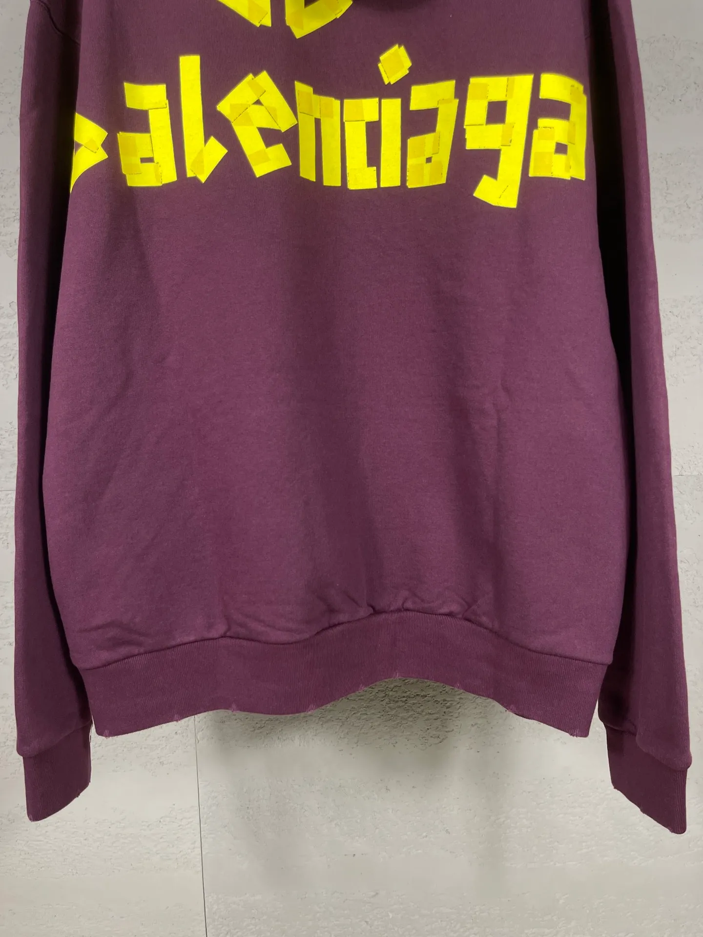🅿️380 real photos [Top version. Official website quality] BALENCI*GA/Paris. 23ss latest classic hot model. Purchase the original board at the first time. Color. Printing. Washing. Production and authenticity. Wrong version in Jubie market. Welcome to compare. Tape direct printing. Ready-to-wear hooded sweatshirt washed and worn twice. The brick cabinet is synchronized. The fabric is made of Paris ZP custom-woven and dyed cotton sweatshirt. The weight is 450 grams. The cloth surface is clean. The cloth pattern is clear, soft and comfortable, and the threads are dyed with no color difference. The classic pattern adopts Kornit imported direct injection. The letters are clear and the effect is three-dimensional. Restored brick cabinet. The garments were washed and aged, and polished by many hands. Produced by ultra-heavy craftsmanship, special market currency. Note⚠️ZP fabric is made of fine-grained yarn. Pay attention to the big difference! Welcome to compare! The version adopts OS loose shoulder version. The same style for men and women. Code: BL238016 Color: dark gray blue, Paris blue, washed black, burgundy, fluorescent yellow, green, floral gray, sky blue, khaki Size: XS S M L