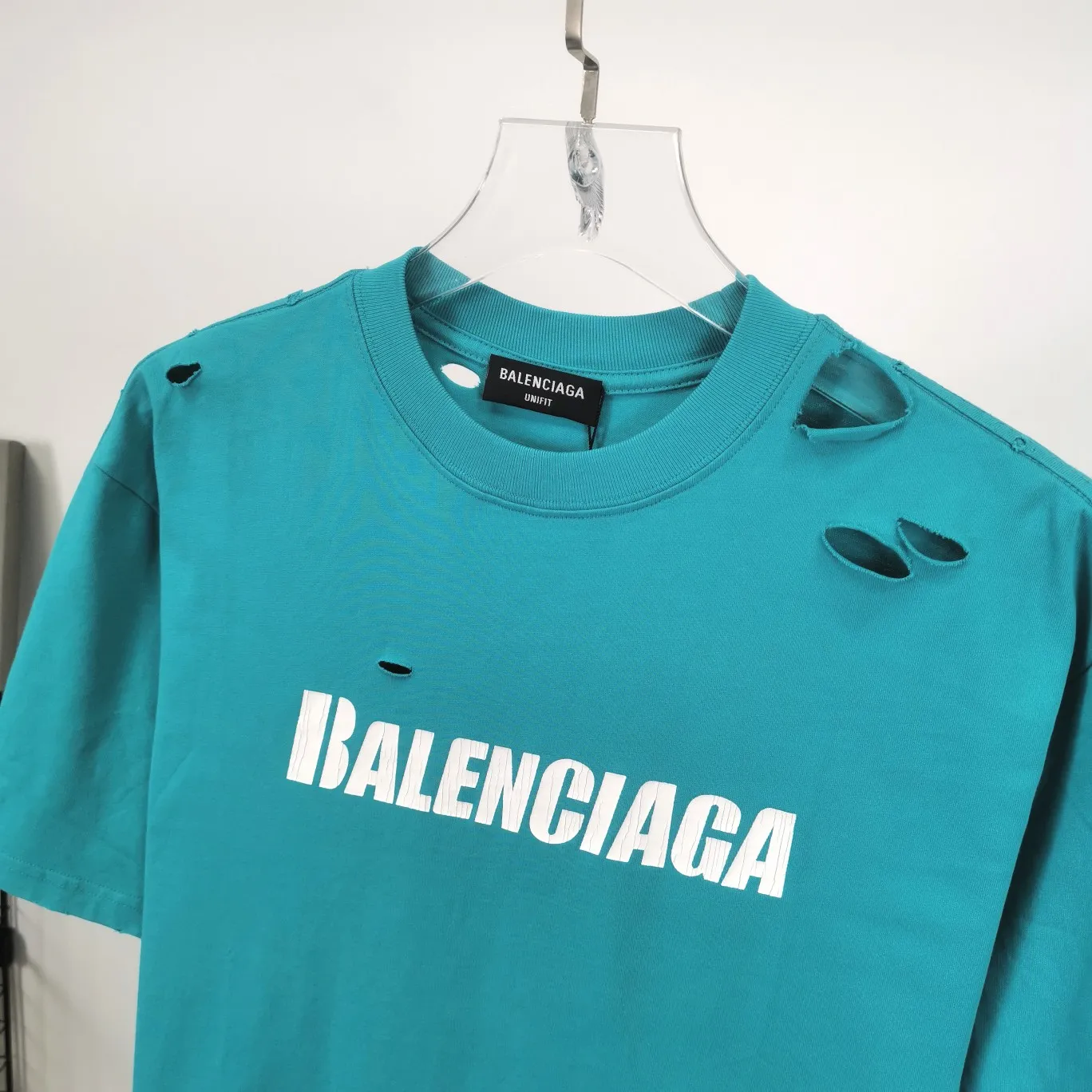 The top tested version of Balenciaga/BALENCIAGA chest crack print logo basic hole washed burst pattern male and female couple star same style pure cotton short-sleeved T-shirt custom-woven and dyed fabric, guaranteed to have no color difference with the genuine product, the collar thread is also dyed in the same vat. The holes on the neckline are manually rubbed, and the holes on the chest, front and back are all laser holes to ensure that the holes will not deform or wrinkle.  Made of 280g 24-count combed tightly siro-spun plain fabric, the front panel is printed with a glue-pulling effect, and imported transparent slurry is used to scrape the bottom to make the printing cracks feel even.  Color: Gray Red Blue Black White Size: XS-L P:260