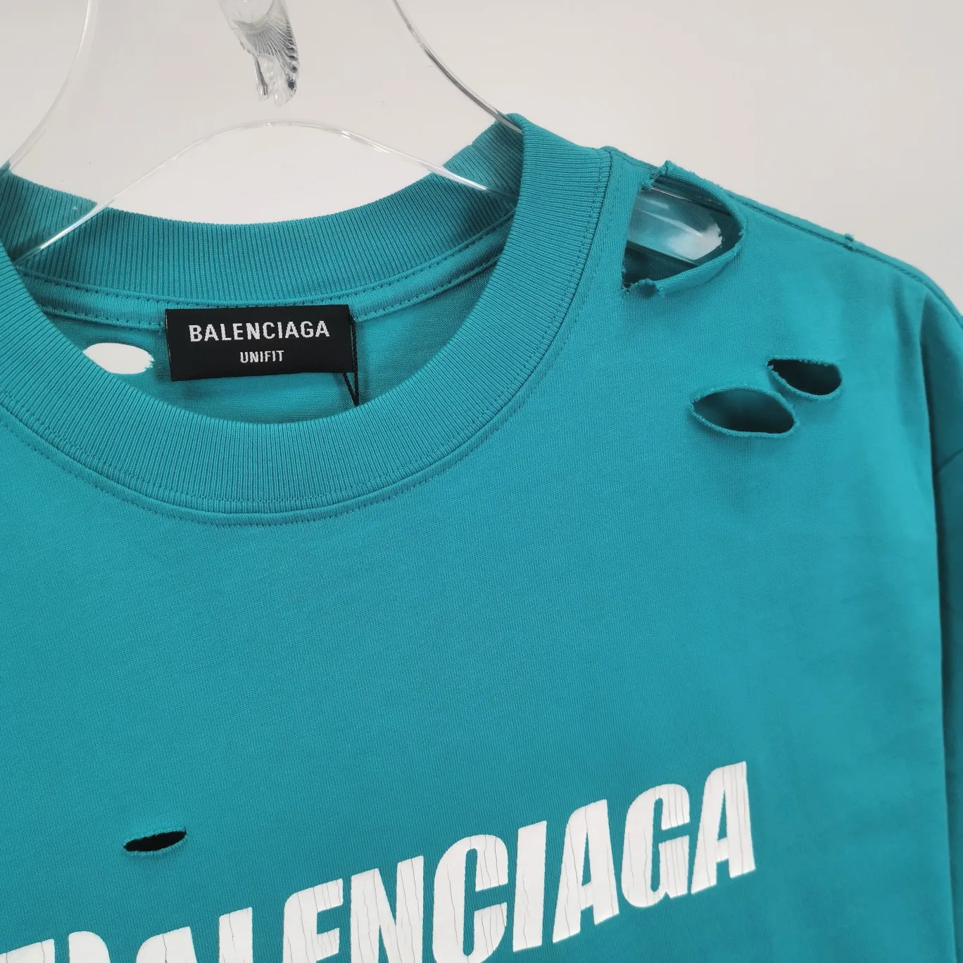 The top tested version of Balenciaga/BALENCIAGA chest crack print logo basic hole washed burst pattern male and female couple star same style pure cotton short-sleeved T-shirt custom-woven and dyed fabric, guaranteed to have no color difference with the genuine product, the collar thread is also dyed in the same vat. The holes on the neckline are manually rubbed, and the holes on the chest, front and back are all laser holes to ensure that the holes will not deform or wrinkle.  Made of 280g 24-count combed tightly siro-spun plain fabric, the front panel is printed with a glue-pulling effect, and imported transparent slurry is used to scrape the bottom to make the printing cracks feel even.  Color: Gray Red Blue Black White Size: XS-L P:260