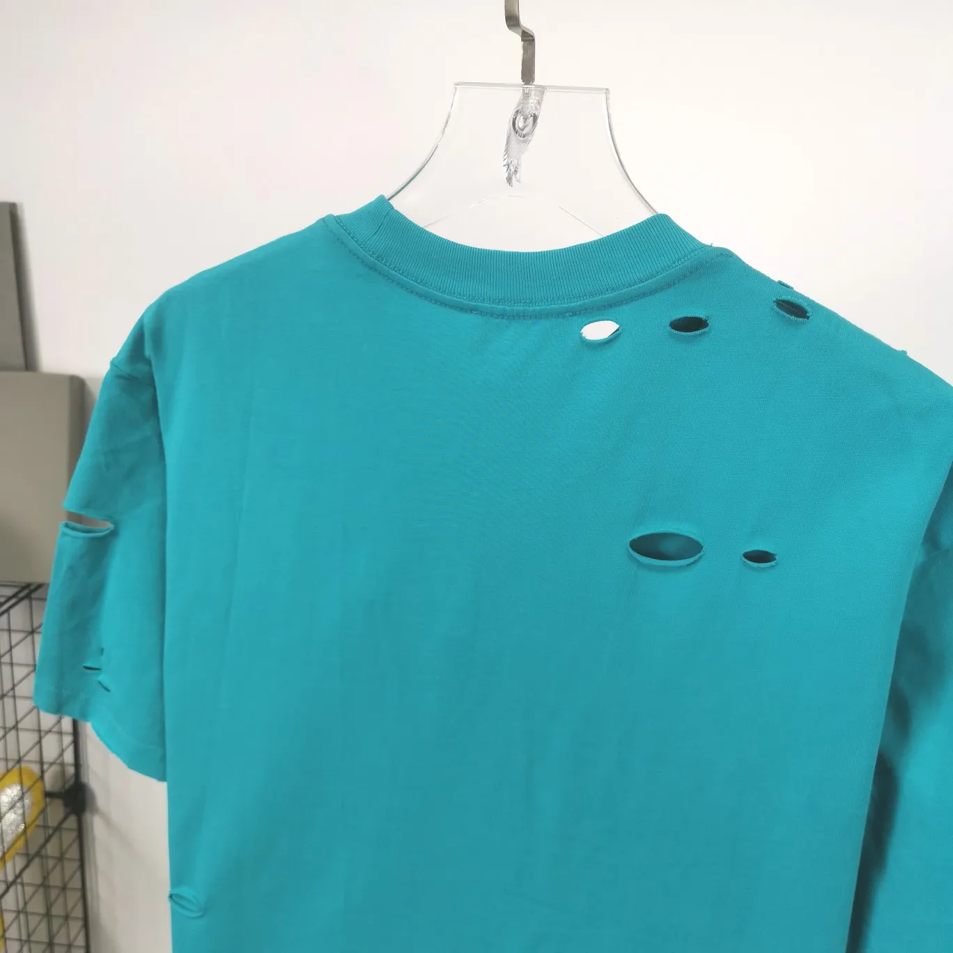 The top tested version of Balenciaga/BALENCIAGA chest crack print logo basic hole washed burst pattern male and female couple star same style pure cotton short-sleeved T-shirt custom-woven and dyed fabric, guaranteed to have no color difference with the genuine product, the collar thread is also dyed in the same vat. The holes on the neckline are manually rubbed, and the holes on the chest, front and back are all laser holes to ensure that the holes will not deform or wrinkle.  Made of 280g 24-count combed tightly siro-spun plain fabric, the front panel is printed with a glue-pulling effect, and imported transparent slurry is used to scrape the bottom to make the printing cracks feel even.  Color: Gray Red Blue Black White Size: XS-L P:260