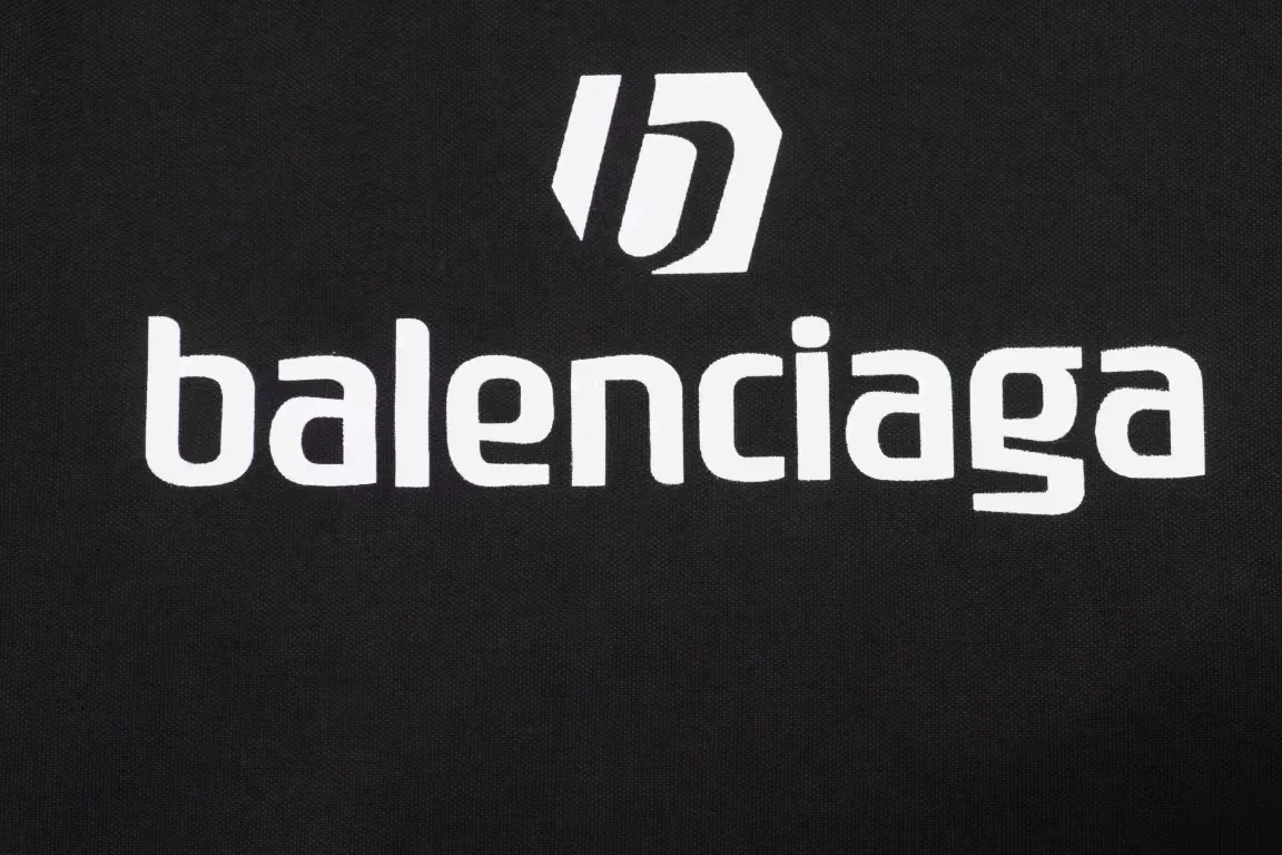 The top tried and tested version of Balenciaga 24SS Manchester United embroidered short-sleeved T-shirt. The os version is really charming. Balenciaga is also really unique. Every new season has the best version. It is very practical and can be worn casually. Nice✔️ - ⚠️100% cotton, using 32 double yarns and 260 grams of fabric Made of imported knitting needle carded cotton, the thickness is moderate, drapey and contoured, making the upper body comfortable! ! It is very tolerant to fat body types and can instantly lose five pounds after wearing it!  The front panel #Splicing Elements# is embroidered using imported Tajima high-density heavy-duty embroidery technology. The fonts are three-dimensional and full. The front panel of the back panel is made of direct-injection digital printing environmentally friendly glue material and mechanized printing process. Mechanical printing has high precision, the positioning accuracy can reach ±0.02mm, and the quality is stable.  The neck strap is made of pure cotton and is one piece. It has no color difference and will not deform. In the past two years, the oversize version has become the focus of the trend and has been a popular staple in the past two years. The change of designers has made this brand an instant hit. The progressive fashion of the times also needs the blood impact of fresh elements and trendy designs in order to continue its glory! It’s stylish both inside and outside, a must-have for high street travel! An absolute "eye-catching style" that can be paired with couples 💏 Balenciaga collaborated with adidas at the spring and summer series conference, reinterpreting football elements in conjunction with the Premier League Manchester United team emblem. In the joint T-shirts, it is not difficult to see the British football movement elements that emerged in the 1990s. This pure cotton fabric has a Shanghai city-limited print on the back, a simple T-shirt, and more than 20 cut pieces, including quite complicated and cumbersome handicrafts~ The upper body effect is very nice, and the customized three-label accessories are complete! ! ! Color: Black Size: XS S M L P: 300