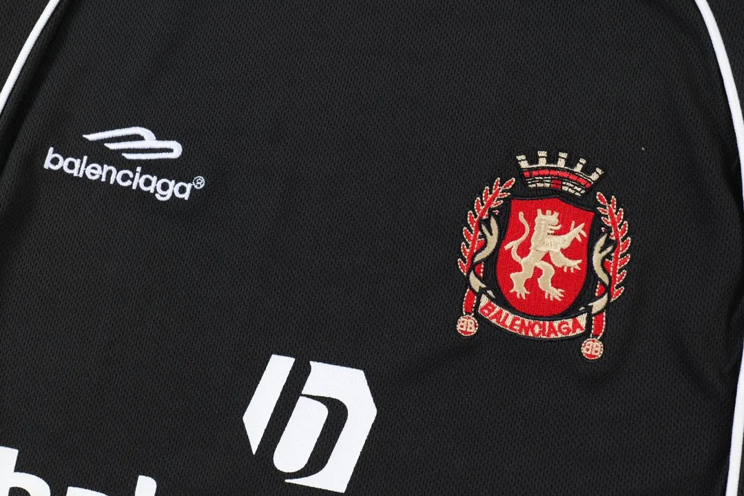 The top tried and tested version of Balenciaga 24SS Manchester United embroidered short-sleeved T-shirt. The os version is really charming. Balenciaga is also really unique. Every new season has the best version. It is very practical and can be worn casually. Nice✔️ - ⚠️100% cotton, using 32 double yarns and 260 grams of fabric Made of imported knitting needle carded cotton, the thickness is moderate, drapey and contoured, making the upper body comfortable! ! It is very tolerant to fat body types and can instantly lose five pounds after wearing it!  The front panel #Splicing Elements# is embroidered using imported Tajima high-density heavy-duty embroidery technology. The fonts are three-dimensional and full. The front panel of the back panel is made of direct-injection digital printing environmentally friendly glue material and mechanized printing process. Mechanical printing has high precision, the positioning accuracy can reach ±0.02mm, and the quality is stable.  The neck strap is made of pure cotton and is one piece. It has no color difference and will not deform. In the past two years, the oversize version has become the focus of the trend and has been a popular staple in the past two years. The change of designers has made this brand an instant hit. The progressive fashion of the times also needs the blood impact of fresh elements and trendy designs in order to continue its glory! It’s stylish both inside and outside, a must-have for high street travel! An absolute "eye-catching style" that can be paired with couples 💏 Balenciaga collaborated with adidas at the spring and summer series conference, reinterpreting football elements in conjunction with the Premier League Manchester United team emblem. In the joint T-shirts, it is not difficult to see the British football movement elements that emerged in the 1990s. This pure cotton fabric has a Shanghai city-limited print on the back, a simple T-shirt, and more than 20 cut pieces, including quite complicated and cumbersome handicrafts~ The upper body effect is very nice, and the customized three-label accessories are complete! ! ! Color: Black Size: XS S M L P: 300