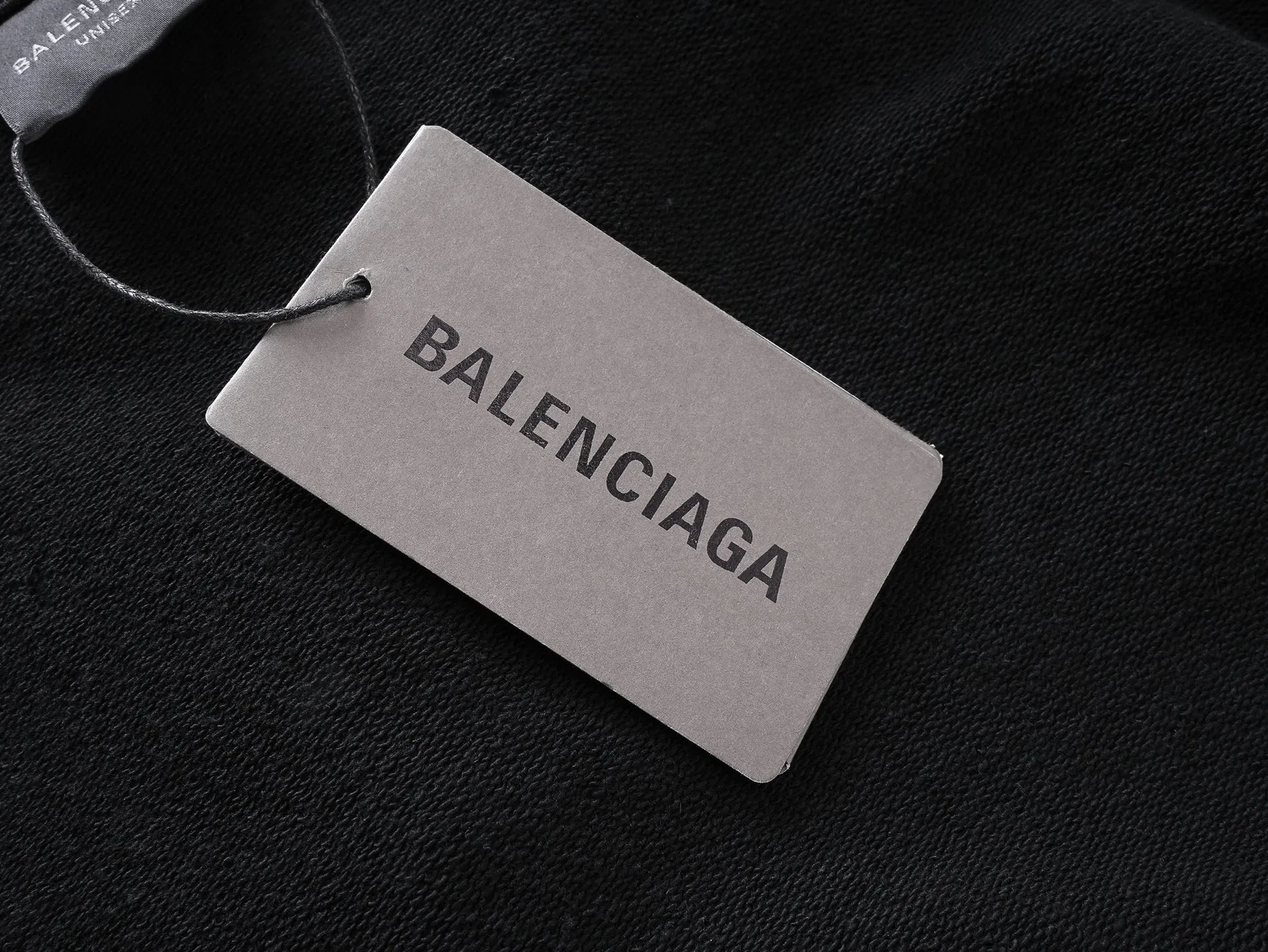 🅿️310 Real photos [Top version. Official website quality] BALENCI*GA/Paris. SS25 latest autumn and winter style, Paris new LOGO printed hooded sweatshirt. Brick cabinets are synchronized. Genuine products are developed at the first time. Welcome to compare! The fabric is made of Paris ZP custom-woven and dyed cotton sweatshirt. Weighing 460 grams, the cloth surface is clean. The cloth pattern is clear, soft and comfortable. The threads are dyed with no color difference. The printing uses environmentally friendly imported rubber paddles. The letters are clear and the effect is three-dimensional. The version adopts OS loose shoulder design. Same style for men and women. Code: BL259926 Color: Black Size: XS S M L