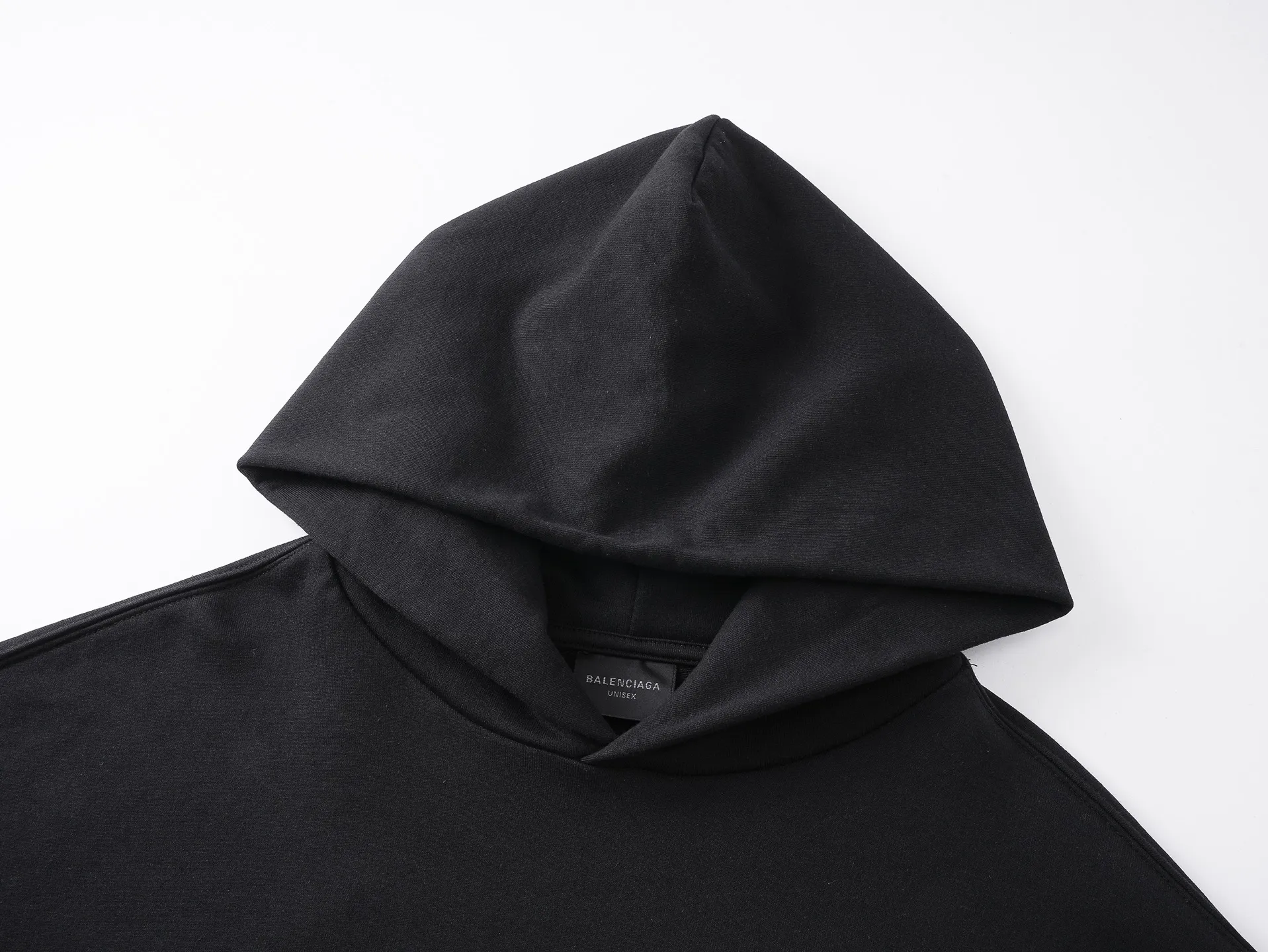 🅿️310 Real photos [Top version. Official website quality] BALENCI*GA/Paris. SS25 latest autumn and winter style, Paris new LOGO printed hooded sweatshirt. Brick cabinets are synchronized. Genuine products are developed at the first time. Welcome to compare! The fabric is made of Paris ZP custom-woven and dyed cotton sweatshirt. Weighing 460 grams, the cloth surface is clean. The cloth pattern is clear, soft and comfortable. The threads are dyed with no color difference. The printing uses environmentally friendly imported rubber paddles. The letters are clear and the effect is three-dimensional. The version adopts OS loose shoulder design. Same style for men and women. Code: BL259926 Color: Black Size: XS S M L
