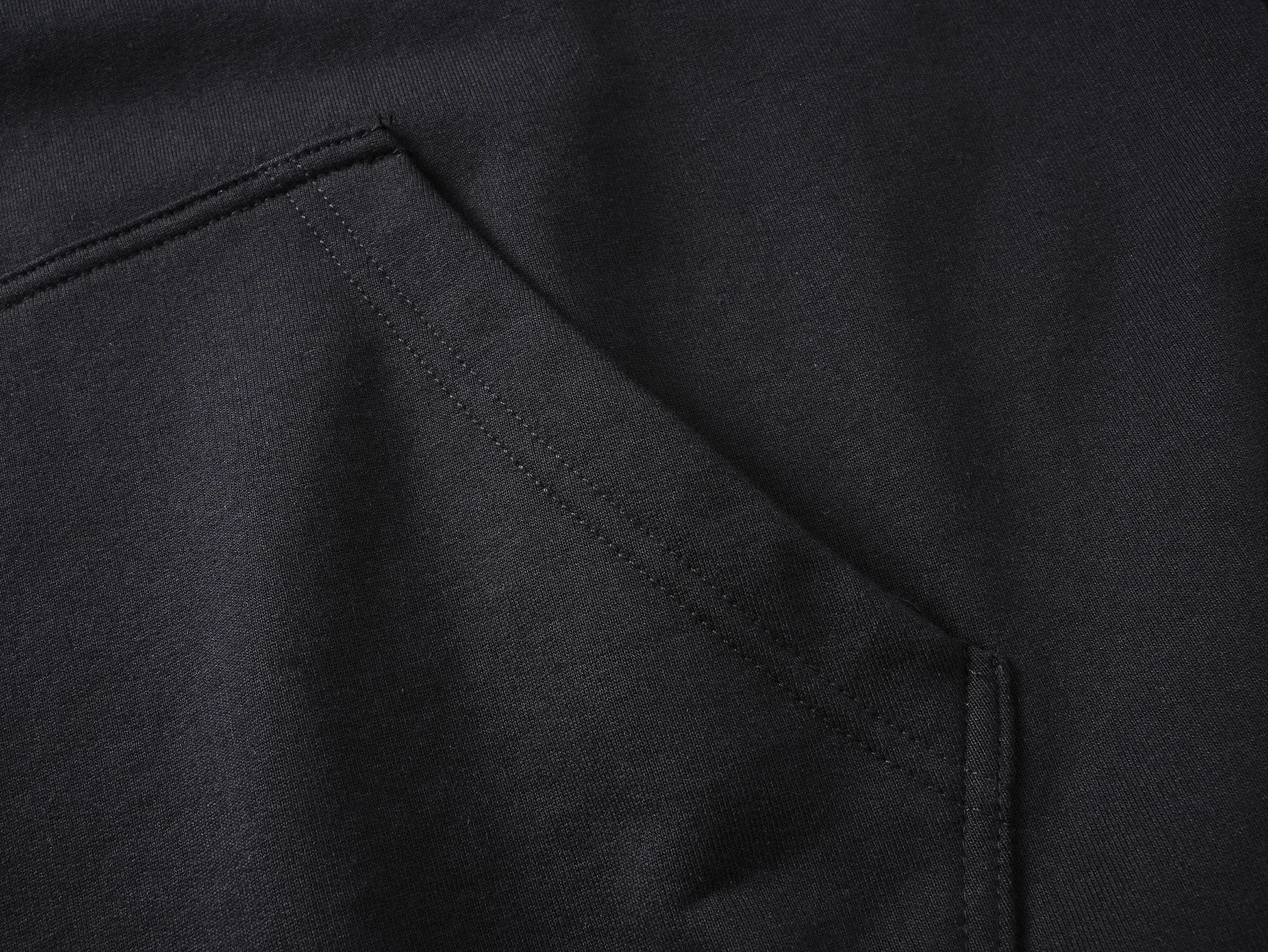 🅿️310 Real photos [Top version. Official website quality] BALENCI*GA/Paris. SS25 latest autumn and winter style, Paris new LOGO printed hooded sweatshirt. Brick cabinets are synchronized. Genuine products are developed at the first time. Welcome to compare! The fabric is made of Paris ZP custom-woven and dyed cotton sweatshirt. Weighing 460 grams, the cloth surface is clean. The cloth pattern is clear, soft and comfortable. The threads are dyed with no color difference. The printing uses environmentally friendly imported rubber paddles. The letters are clear and the effect is three-dimensional. The version adopts OS loose shoulder design. Same style for men and women. Code: BL259926 Color: Black Size: XS S M L