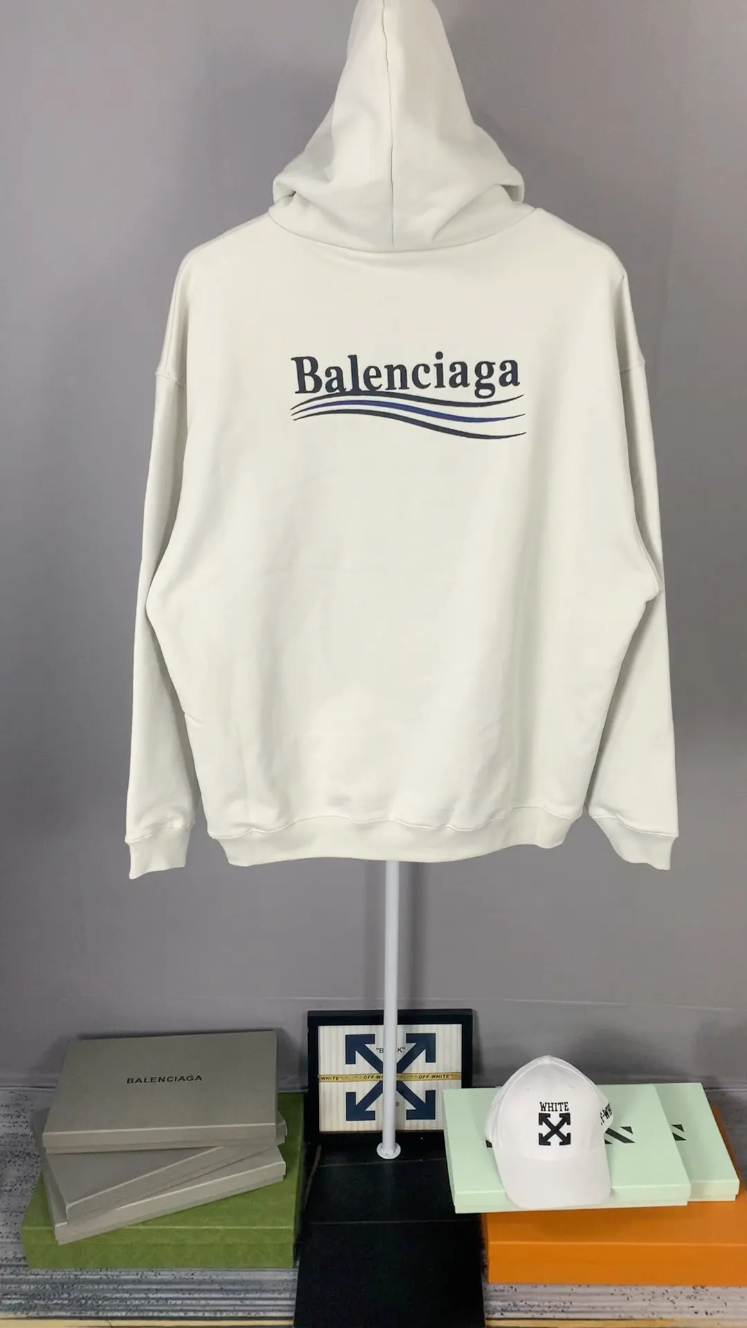 Real shot of the video - the top tested version of Balenciaga's BALENCIAGA Cola Mailang embroidered printed men's and women's couple stars' same style autumn and winter pure cotton hoodies and hooded sweatshirts. Available in three colors, ensuring the same fabric as the original version, without color difference! Customized dyeing in a package! INS, Xiaohongshu’s popular style, classics that never fade away! The king of orders in Spain, the fried chicken is highly recommended! 480% pure cotton terry fabric, comfortable and warm! Full of drape! The printing uses Tajima embroidery machine imported from Japan, which is known as the fighter among embroidery machines. The embroidery is meticulous, with no threads or skipped threads, the printing and embroidery are full and fine, and the letter spacing is consistent with ZP! Wearing it gives you full confidence and peace of mind! The labels and washes are all correct! On behalf of G at the same level! Consistent packaging at the counter! Size: XS-L Color: Purple light gray white gray P:450