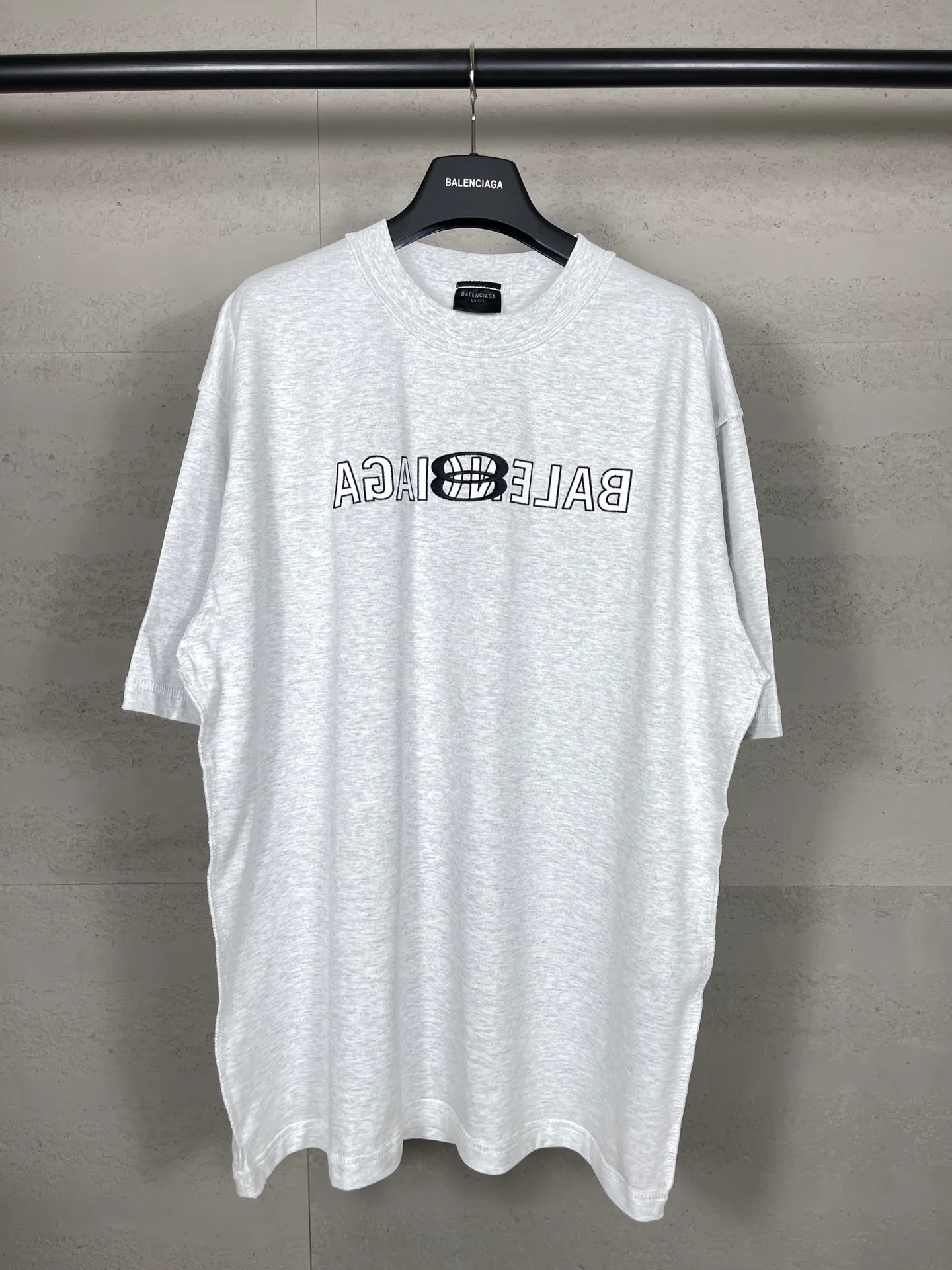 🅿️174 Real photos [Top version. Official website quality] BALENCI*GA/Paris #2024 new model, the latest LOGO design on the chest. Mirror reverse printing The whole garment is made of Y-plate, and the garment is made with the bottom as the reverse side to make the outfit. #2024 Spring and Summer Brick Cabinet Synchronization Welcome to compare. The fabric is made of Paris ZP custom-woven and dyed cotton double yarn, with a weight of 260 grams. The cloth surface is clean. The cloth pattern is clear, soft and comfortable. The threads are dyed with no color difference. The classic letter LOGO is printed with imported environmentally friendly glue. The letters are clear and the effect is three-dimensional. Restore the brick cabinet, adopt OS loose shoulder style. Same style for men and women. Code: BL223352 Color: black. Light gray Size: XS to L