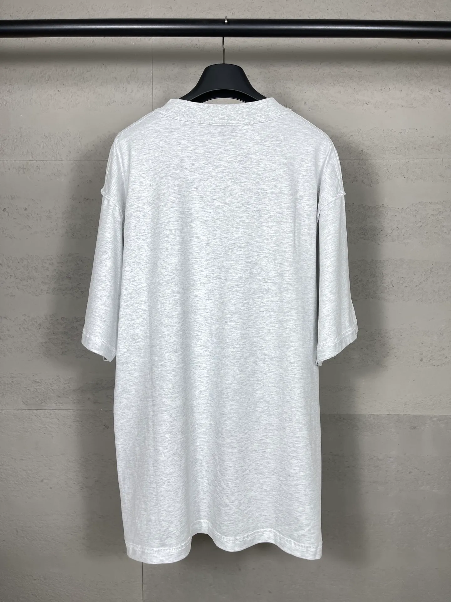 🅿️174 Real photos [Top version. Official website quality] BALENCI*GA/Paris #2024 new model, the latest LOGO design on the chest. Mirror reverse printing The whole garment is made of Y-plate, and the garment is made with the bottom as the reverse side to make the outfit. #2024 Spring and Summer Brick Cabinet Synchronization Welcome to compare. The fabric is made of Paris ZP custom-woven and dyed cotton double yarn, with a weight of 260 grams. The cloth surface is clean. The cloth pattern is clear, soft and comfortable. The threads are dyed with no color difference. The classic letter LOGO is printed with imported environmentally friendly glue. The letters are clear and the effect is three-dimensional. Restore the brick cabinet, adopt OS loose shoulder style. Same style for men and women. Code: BL223352 Color: black. Light gray Size: XS to L