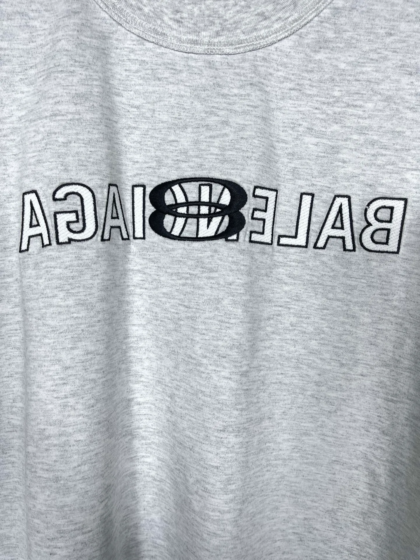 🅿️174 Real photos [Top version. Official website quality] BALENCI*GA/Paris #2024 new model, the latest LOGO design on the chest. Mirror reverse printing The whole garment is made of Y-plate, and the garment is made with the bottom as the reverse side to make the outfit. #2024 Spring and Summer Brick Cabinet Synchronization Welcome to compare. The fabric is made of Paris ZP custom-woven and dyed cotton double yarn, with a weight of 260 grams. The cloth surface is clean. The cloth pattern is clear, soft and comfortable. The threads are dyed with no color difference. The classic letter LOGO is printed with imported environmentally friendly glue. The letters are clear and the effect is three-dimensional. Restore the brick cabinet, adopt OS loose shoulder style. Same style for men and women. Code: BL223352 Color: black. Light gray Size: XS to L