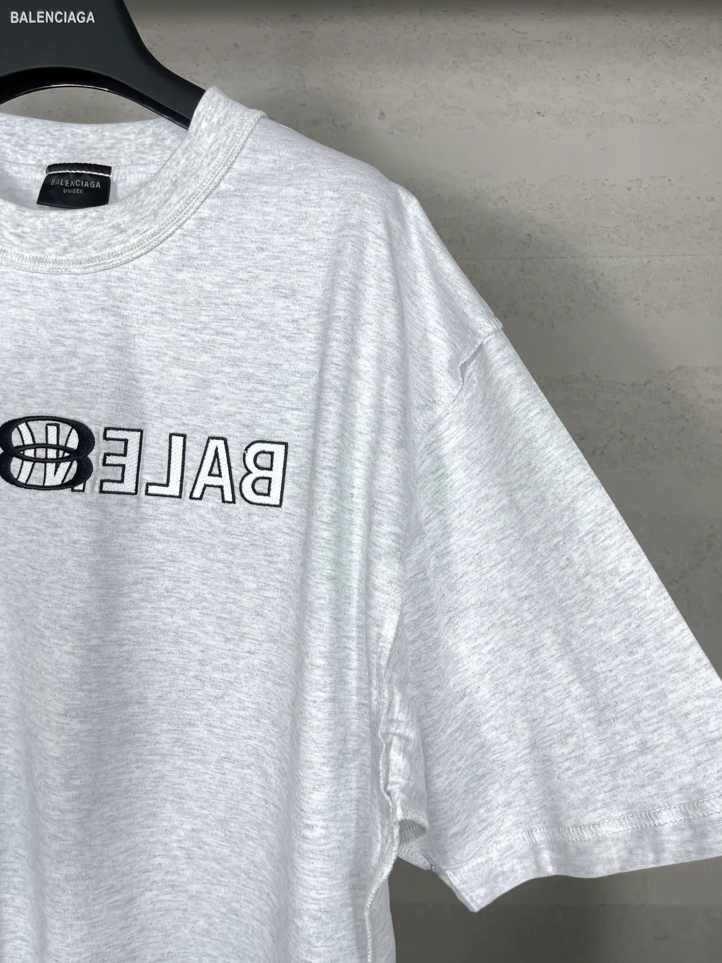 🅿️174 Real photos [Top version. Official website quality] BALENCI*GA/Paris #2024 new model, the latest LOGO design on the chest. Mirror reverse printing The whole garment is made of Y-plate, and the garment is made with the bottom as the reverse side to make the outfit. #2024 Spring and Summer Brick Cabinet Synchronization Welcome to compare. The fabric is made of Paris ZP custom-woven and dyed cotton double yarn, with a weight of 260 grams. The cloth surface is clean. The cloth pattern is clear, soft and comfortable. The threads are dyed with no color difference. The classic letter LOGO is printed with imported environmentally friendly glue. The letters are clear and the effect is three-dimensional. Restore the brick cabinet, adopt OS loose shoulder style. Same style for men and women. Code: BL223352 Color: black. Light gray Size: XS to L
