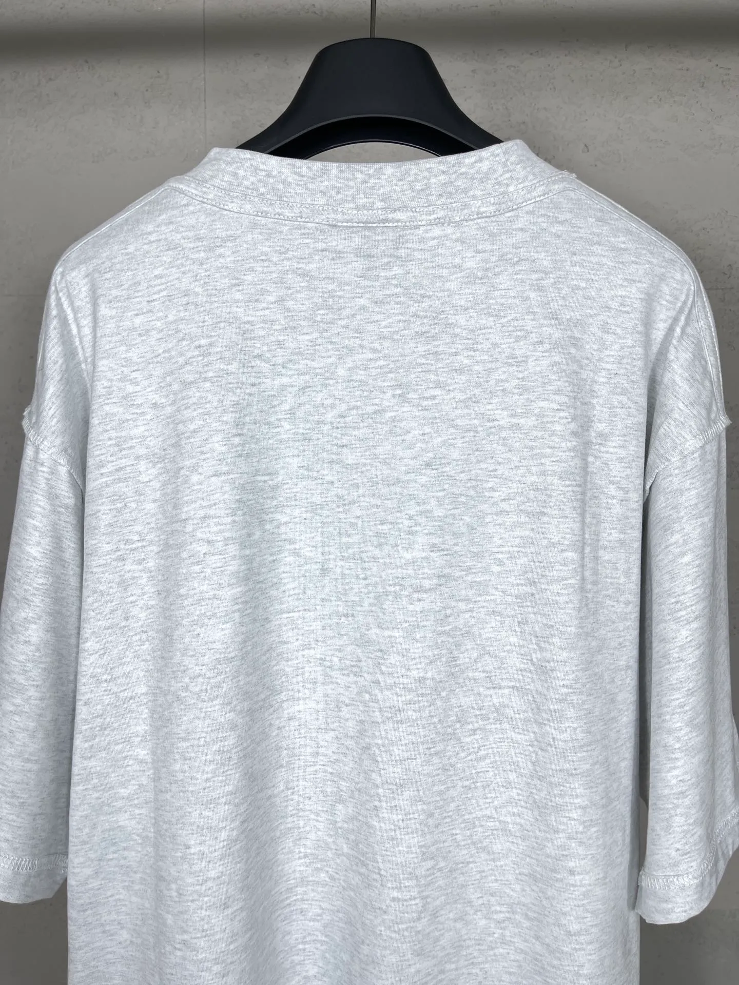 🅿️174 Real photos [Top version. Official website quality] BALENCI*GA/Paris #2024 new model, the latest LOGO design on the chest. Mirror reverse printing The whole garment is made of Y-plate, and the garment is made with the bottom as the reverse side to make the outfit. #2024 Spring and Summer Brick Cabinet Synchronization Welcome to compare. The fabric is made of Paris ZP custom-woven and dyed cotton double yarn, with a weight of 260 grams. The cloth surface is clean. The cloth pattern is clear, soft and comfortable. The threads are dyed with no color difference. The classic letter LOGO is printed with imported environmentally friendly glue. The letters are clear and the effect is three-dimensional. Restore the brick cabinet, adopt OS loose shoulder style. Same style for men and women. Code: BL223352 Color: black. Light gray Size: XS to L
