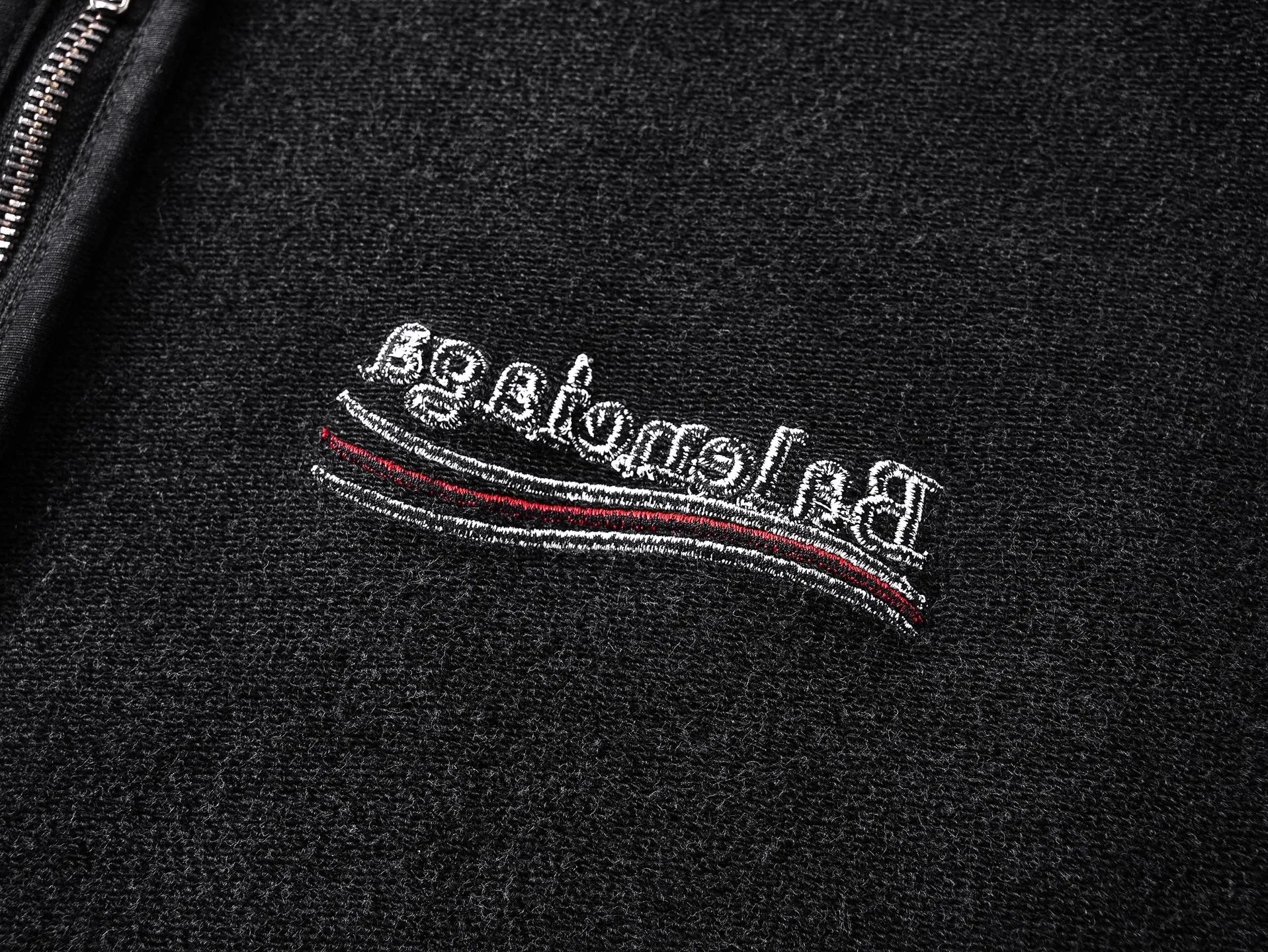 🅿️370 real photos [Top version. Official website quality] BALENCI*GA/Paris #2025 new style classic Coke wave spray LOGO embroidery on the reverse, washed, worn and worn hooded sweatshirt. The ready-made garments are stitched on the reverse side and washed, with a full sense of design. Comparisons are welcome. The fabric is made of Paris ZP custom-woven and dyed cotton sweatshirts. Weighing 460 grams, the cloth surface is clean. The cloth pattern is clear, soft and comfortable. The threads are dyed with no color difference. The classic letter LOGO is embroidered on the reverse using an imported Tajima embroidery machine. The effect is three-dimensional. Restore brick cabinet, adopt OS loose shoulder style. Same style for men and women. Code: BL259916 Color: washed black, size: XS S M L