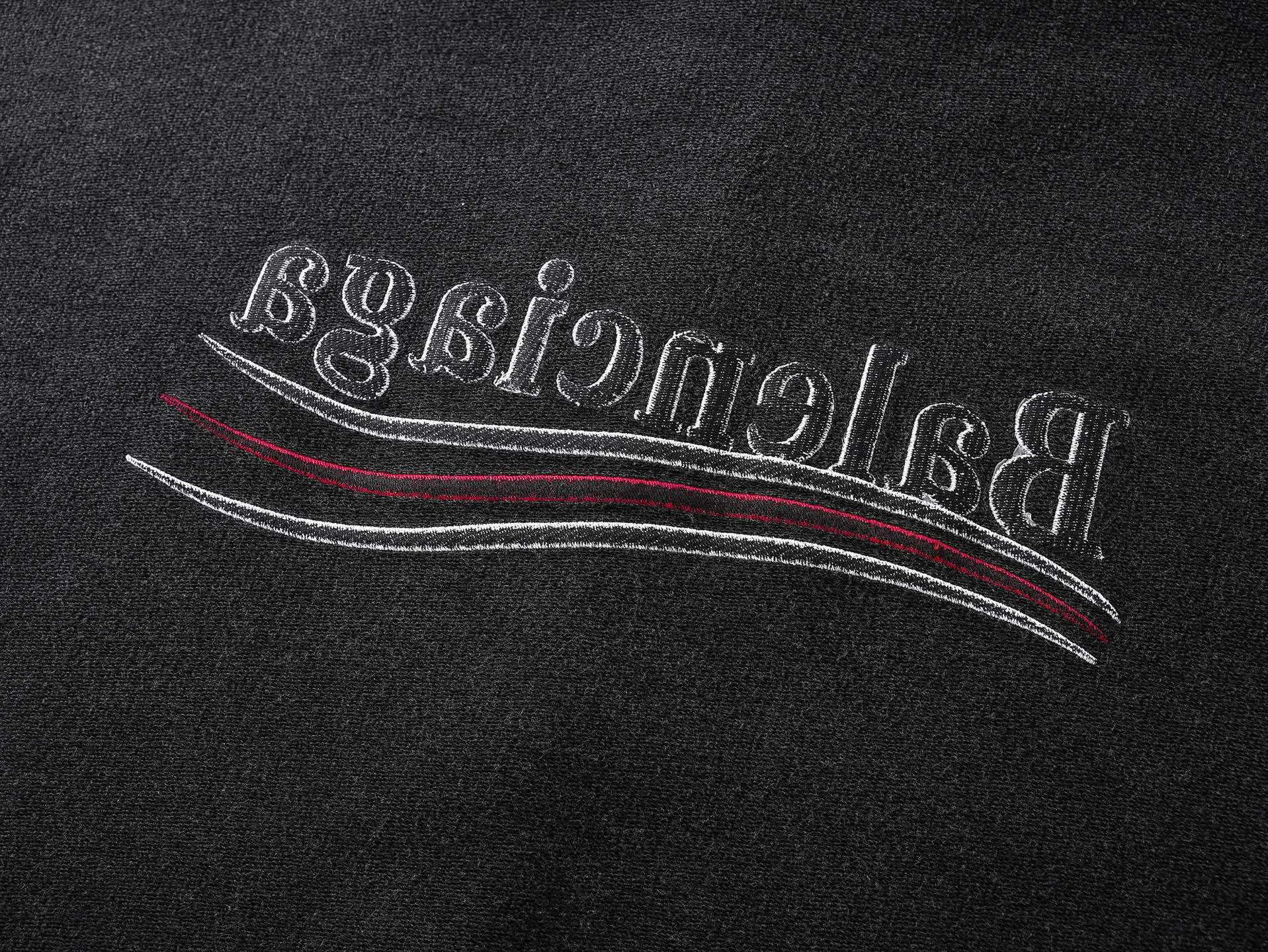 🅿️370 real photos [Top version. Official website quality] BALENCI*GA/Paris #2025 new style classic Coke wave spray LOGO embroidery on the reverse, washed, worn and worn hooded sweatshirt. The ready-made garments are stitched on the reverse side and washed, with a full sense of design. Comparisons are welcome. The fabric is made of Paris ZP custom-woven and dyed cotton sweatshirts. Weighing 460 grams, the cloth surface is clean. The cloth pattern is clear, soft and comfortable. The threads are dyed with no color difference. The classic letter LOGO is embroidered on the reverse using an imported Tajima embroidery machine. The effect is three-dimensional. Restore brick cabinet, adopt OS loose shoulder style. Same style for men and women. Code: BL259916 Color: washed black, size: XS S M L