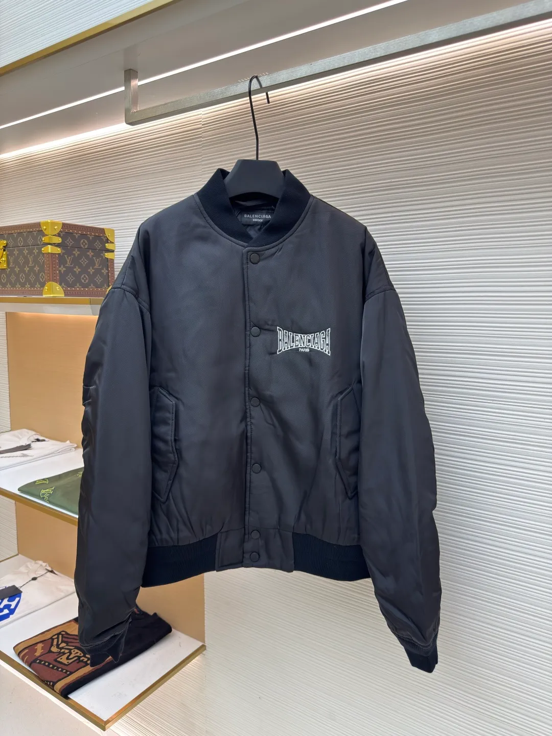 Balenciag embroidered single-breasted jacket ●Original version: purchased and developed for 25,000 ●Item number: 1680797-B40 ●Fabric: polyester fiber fabric ●Technology: Made on positioning cutting machine ●Format: loose version ●Weight: about 1025 grams ●Size: XXS-XS-S-M ●Description: Made of custom-made heavyweight double-layer twill polyester fiber fabric, it not only has a thick and crisp texture, but also has excellent wear resistance and wrinkle resistance, and the twill structure gives it a unique texture; the process used to present the brand logo makes the words "BALENCIAGA" clear and three-dimensional, with neat edges, and the color complements the main body of the jacket, which not only plays an eye-catching decorative role, but also highlights the brand recognition; The buttons are firm and exquisitely installed with exquisite craftsmanship, which perfectly integrates with the overall style. The buttons are made of fine material and color, even opening and closing smoothly, and can withstand frequent daily use. In terms of detailed craftsmanship, the ribs on the collar, cuffs and hem are exquisitely designed, with moderate elasticity and close fit to the body, which not only ensures a comfortable wearing experience, but also effectively blocks the cold wind. The overall wiring is straight and delicate, the fabric is comfortable and soft, and the color is consistent without color difference. It can be matched with the same style to create a fashionable look and control various occasions. Customized accessories, complete with three standards, same style for men and women!