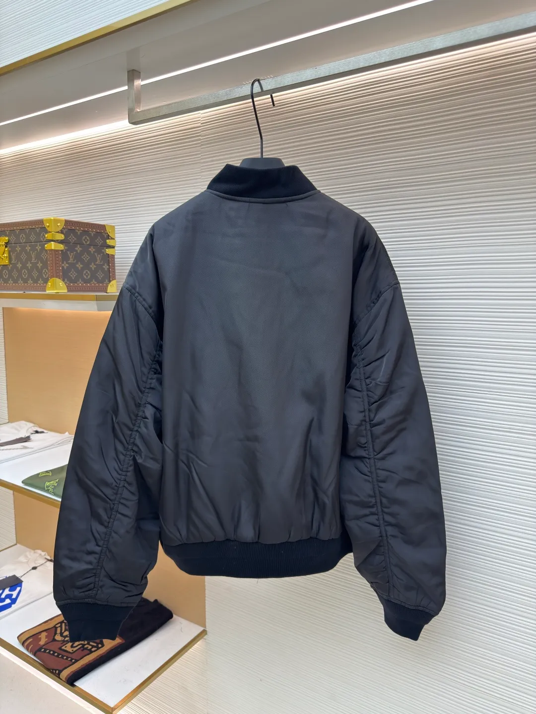 Balenciag embroidered single-breasted jacket ●Original version: purchased and developed for 25,000 ●Item number: 1680797-B40 ●Fabric: polyester fiber fabric ●Technology: Made on positioning cutting machine ●Format: loose version ●Weight: about 1025 grams ●Size: XXS-XS-S-M ●Description: Made of custom-made heavyweight double-layer twill polyester fiber fabric, it not only has a thick and crisp texture, but also has excellent wear resistance and wrinkle resistance, and the twill structure gives it a unique texture; the process used to present the brand logo makes the words "BALENCIAGA" clear and three-dimensional, with neat edges, and the color complements the main body of the jacket, which not only plays an eye-catching decorative role, but also highlights the brand recognition; The buttons are firm and exquisitely installed with exquisite craftsmanship, which perfectly integrates with the overall style. The buttons are made of fine material and color, even opening and closing smoothly, and can withstand frequent daily use. In terms of detailed craftsmanship, the ribs on the collar, cuffs and hem are exquisitely designed, with moderate elasticity and close fit to the body, which not only ensures a comfortable wearing experience, but also effectively blocks the cold wind. The overall wiring is straight and delicate, the fabric is comfortable and soft, and the color is consistent without color difference. It can be matched with the same style to create a fashionable look and control various occasions. Customized accessories, complete with three standards, same style for men and women!