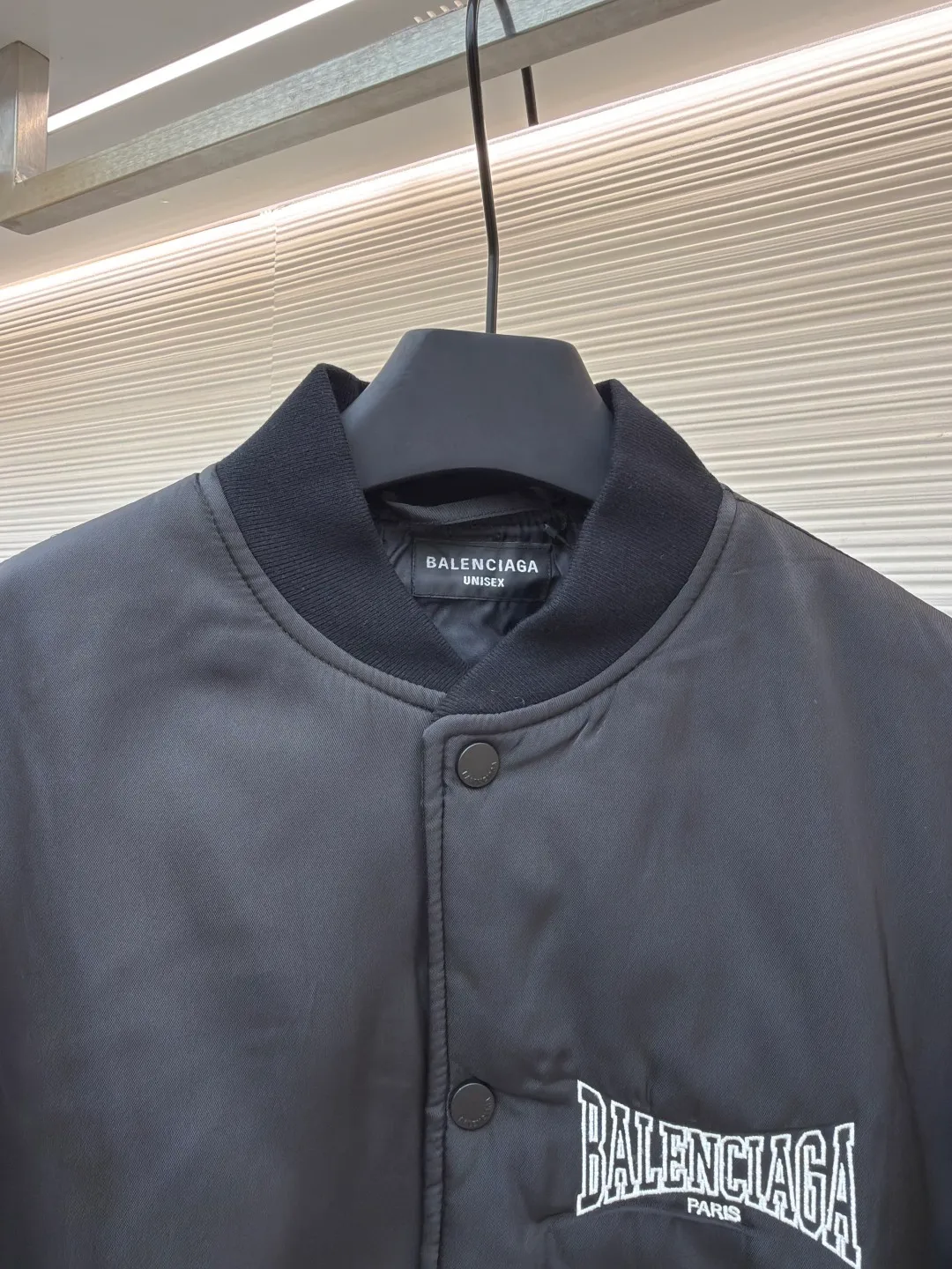 Balenciag embroidered single-breasted jacket ●Original version: purchased and developed for 25,000 ●Item number: 1680797-B40 ●Fabric: polyester fiber fabric ●Technology: Made on positioning cutting machine ●Format: loose version ●Weight: about 1025 grams ●Size: XXS-XS-S-M ●Description: Made of custom-made heavyweight double-layer twill polyester fiber fabric, it not only has a thick and crisp texture, but also has excellent wear resistance and wrinkle resistance, and the twill structure gives it a unique texture; the process used to present the brand logo makes the words "BALENCIAGA" clear and three-dimensional, with neat edges, and the color complements the main body of the jacket, which not only plays an eye-catching decorative role, but also highlights the brand recognition; The buttons are firm and exquisitely installed with exquisite craftsmanship, which perfectly integrates with the overall style. The buttons are made of fine material and color, even opening and closing smoothly, and can withstand frequent daily use. In terms of detailed craftsmanship, the ribs on the collar, cuffs and hem are exquisitely designed, with moderate elasticity and close fit to the body, which not only ensures a comfortable wearing experience, but also effectively blocks the cold wind. The overall wiring is straight and delicate, the fabric is comfortable and soft, and the color is consistent without color difference. It can be matched with the same style to create a fashionable look and control various occasions. Customized accessories, complete with three standards, same style for men and women!