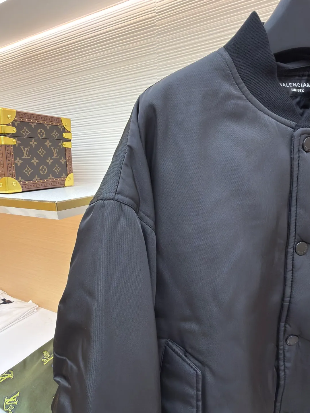 Balenciag embroidered single-breasted jacket ●Original version: purchased and developed for 25,000 ●Item number: 1680797-B40 ●Fabric: polyester fiber fabric ●Technology: Made on positioning cutting machine ●Format: loose version ●Weight: about 1025 grams ●Size: XXS-XS-S-M ●Description: Made of custom-made heavyweight double-layer twill polyester fiber fabric, it not only has a thick and crisp texture, but also has excellent wear resistance and wrinkle resistance, and the twill structure gives it a unique texture; the process used to present the brand logo makes the words "BALENCIAGA" clear and three-dimensional, with neat edges, and the color complements the main body of the jacket, which not only plays an eye-catching decorative role, but also highlights the brand recognition; The buttons are firm and exquisitely installed with exquisite craftsmanship, which perfectly integrates with the overall style. The buttons are made of fine material and color, even opening and closing smoothly, and can withstand frequent daily use. In terms of detailed craftsmanship, the ribs on the collar, cuffs and hem are exquisitely designed, with moderate elasticity and close fit to the body, which not only ensures a comfortable wearing experience, but also effectively blocks the cold wind. The overall wiring is straight and delicate, the fabric is comfortable and soft, and the color is consistent without color difference. It can be matched with the same style to create a fashionable look and control various occasions. Customized accessories, complete with three standards, same style for men and women!
