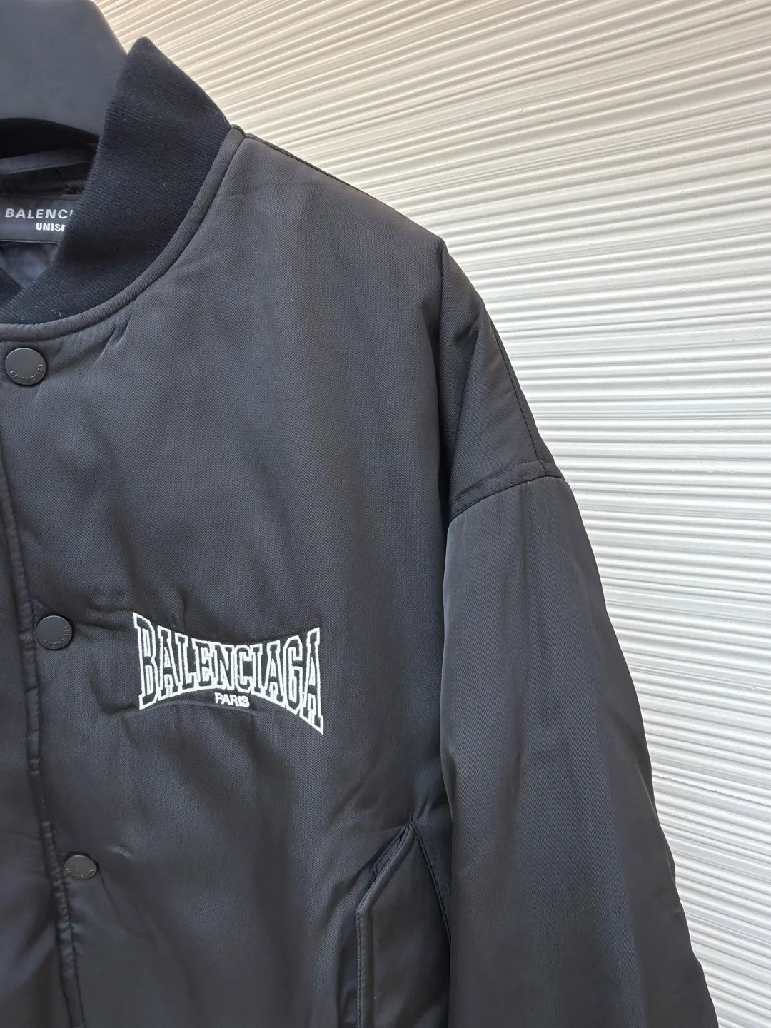 Balenciag embroidered single-breasted jacket ●Original version: purchased and developed for 25,000 ●Item number: 1680797-B40 ●Fabric: polyester fiber fabric ●Technology: Made on positioning cutting machine ●Format: loose version ●Weight: about 1025 grams ●Size: XXS-XS-S-M ●Description: Made of custom-made heavyweight double-layer twill polyester fiber fabric, it not only has a thick and crisp texture, but also has excellent wear resistance and wrinkle resistance, and the twill structure gives it a unique texture; the process used to present the brand logo makes the words "BALENCIAGA" clear and three-dimensional, with neat edges, and the color complements the main body of the jacket, which not only plays an eye-catching decorative role, but also highlights the brand recognition; The buttons are firm and exquisitely installed with exquisite craftsmanship, which perfectly integrates with the overall style. The buttons are made of fine material and color, even opening and closing smoothly, and can withstand frequent daily use. In terms of detailed craftsmanship, the ribs on the collar, cuffs and hem are exquisitely designed, with moderate elasticity and close fit to the body, which not only ensures a comfortable wearing experience, but also effectively blocks the cold wind. The overall wiring is straight and delicate, the fabric is comfortable and soft, and the color is consistent without color difference. It can be matched with the same style to create a fashionable look and control various occasions. Customized accessories, complete with three standards, same style for men and women!