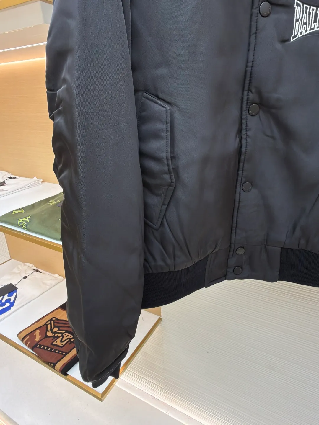 Balenciag embroidered single-breasted jacket ●Original version: purchased and developed for 25,000 ●Item number: 1680797-B40 ●Fabric: polyester fiber fabric ●Technology: Made on positioning cutting machine ●Format: loose version ●Weight: about 1025 grams ●Size: XXS-XS-S-M ●Description: Made of custom-made heavyweight double-layer twill polyester fiber fabric, it not only has a thick and crisp texture, but also has excellent wear resistance and wrinkle resistance, and the twill structure gives it a unique texture; the process used to present the brand logo makes the words "BALENCIAGA" clear and three-dimensional, with neat edges, and the color complements the main body of the jacket, which not only plays an eye-catching decorative role, but also highlights the brand recognition; The buttons are firm and exquisitely installed with exquisite craftsmanship, which perfectly integrates with the overall style. The buttons are made of fine material and color, even opening and closing smoothly, and can withstand frequent daily use. In terms of detailed craftsmanship, the ribs on the collar, cuffs and hem are exquisitely designed, with moderate elasticity and close fit to the body, which not only ensures a comfortable wearing experience, but also effectively blocks the cold wind. The overall wiring is straight and delicate, the fabric is comfortable and soft, and the color is consistent without color difference. It can be matched with the same style to create a fashionable look and control various occasions. Customized accessories, complete with three standards, same style for men and women!